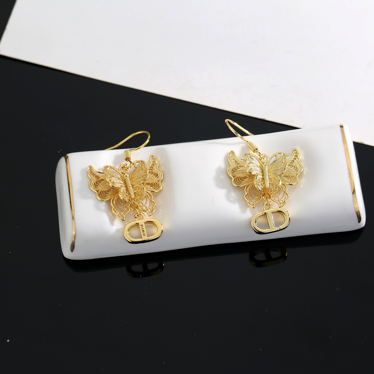  迪奥热销新款耳钉 上新❣蝴蝶cd耳钉 不是市面上的普货💖重工电度360°无死角😍体现迪奥标志简单大方🎀