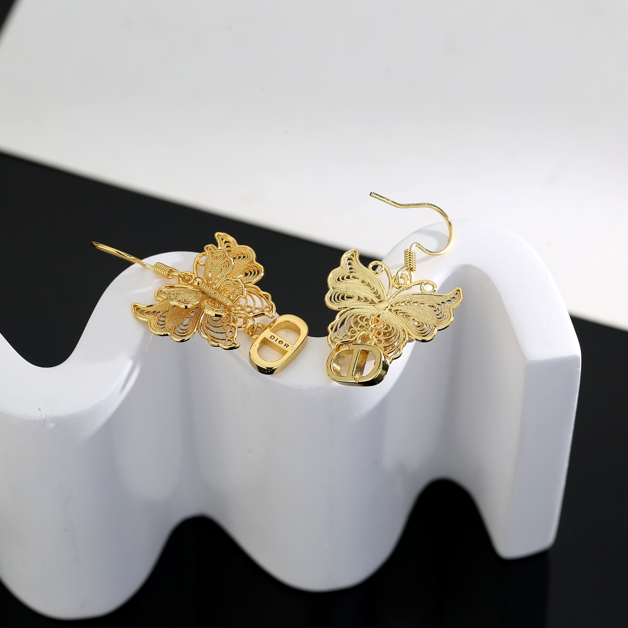 迪奥热销新款耳钉 上新❣蝴蝶cd耳钉 不是市面上的普货💖重工电度360°无死角😍体现迪奥标志简单大方🎀