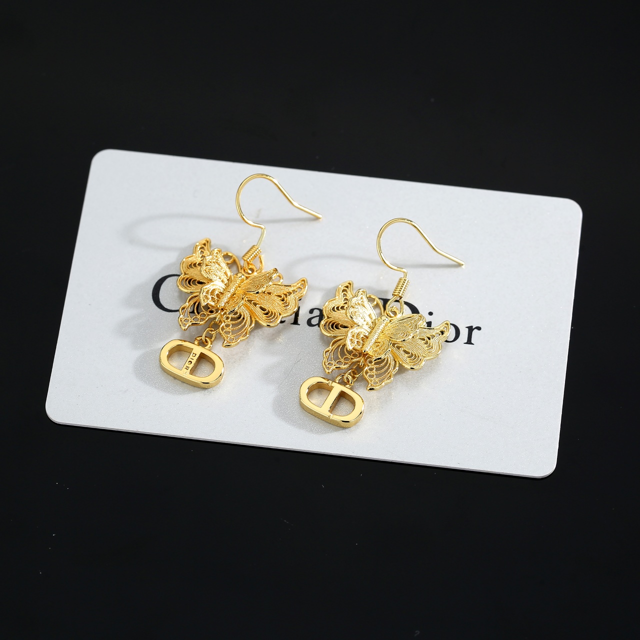  迪奥热销新款耳钉 上新❣蝴蝶cd耳钉 不是市面上的普货💖重工电度360°无死角😍体现迪奥标志简单大方🎀