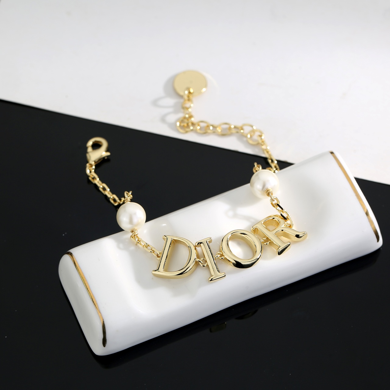  迪奥手链 这款 Dior Tribales 在 Dior 标志性款式的基础上演绎出新的风格。金属字母“
