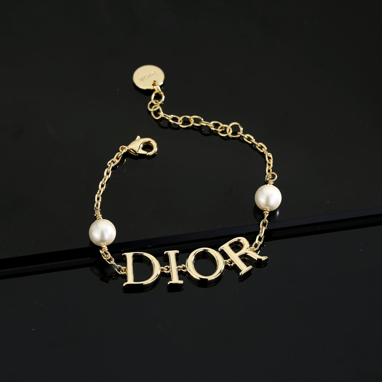  迪奥手链 这款 Dior Tribales 在 Dior 标志性款式的基础上演绎出新的风格。金属字母“