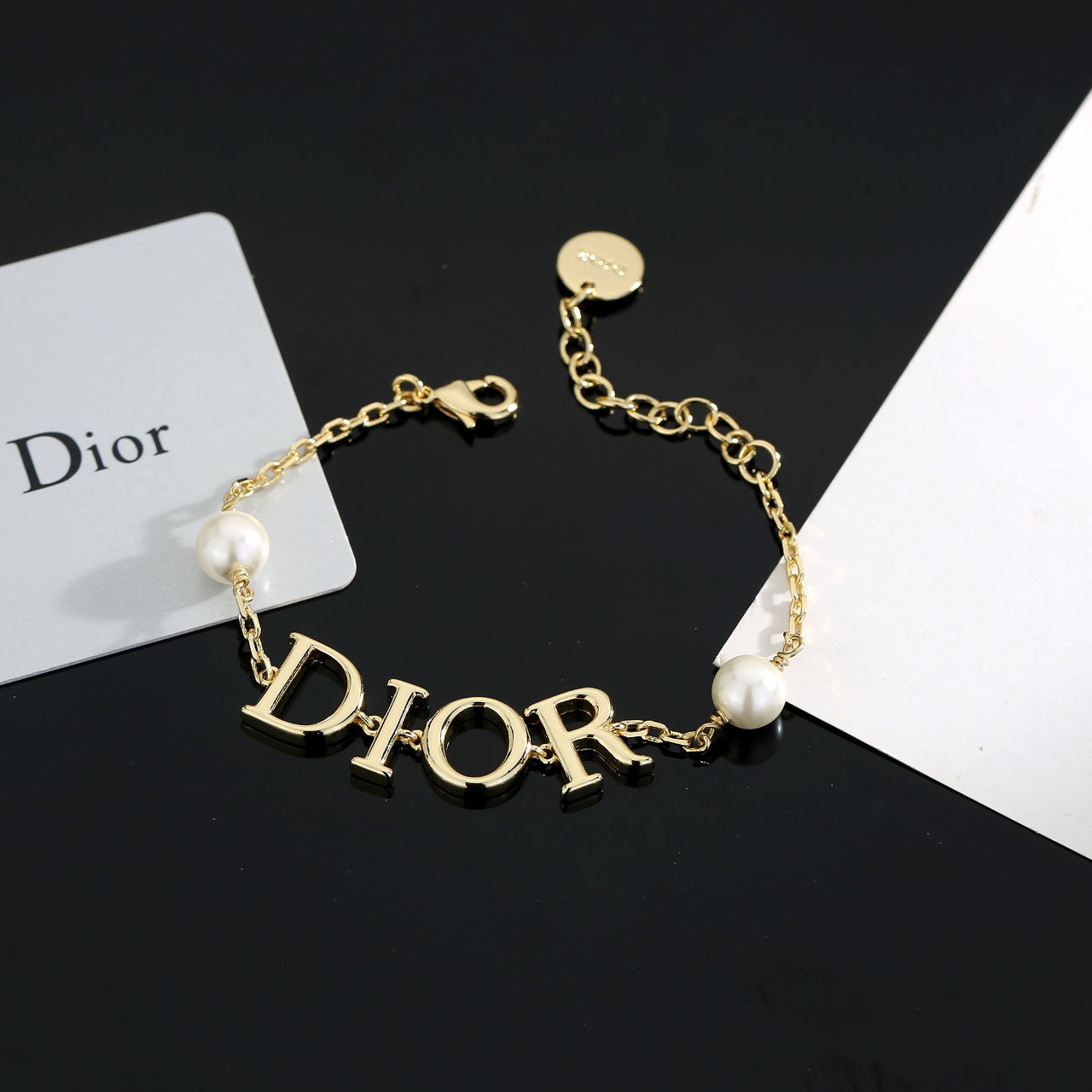  迪奥手链 这款 Dior Tribales 在 Dior 标志性款式的基础上演绎出新的风格。金属字母“