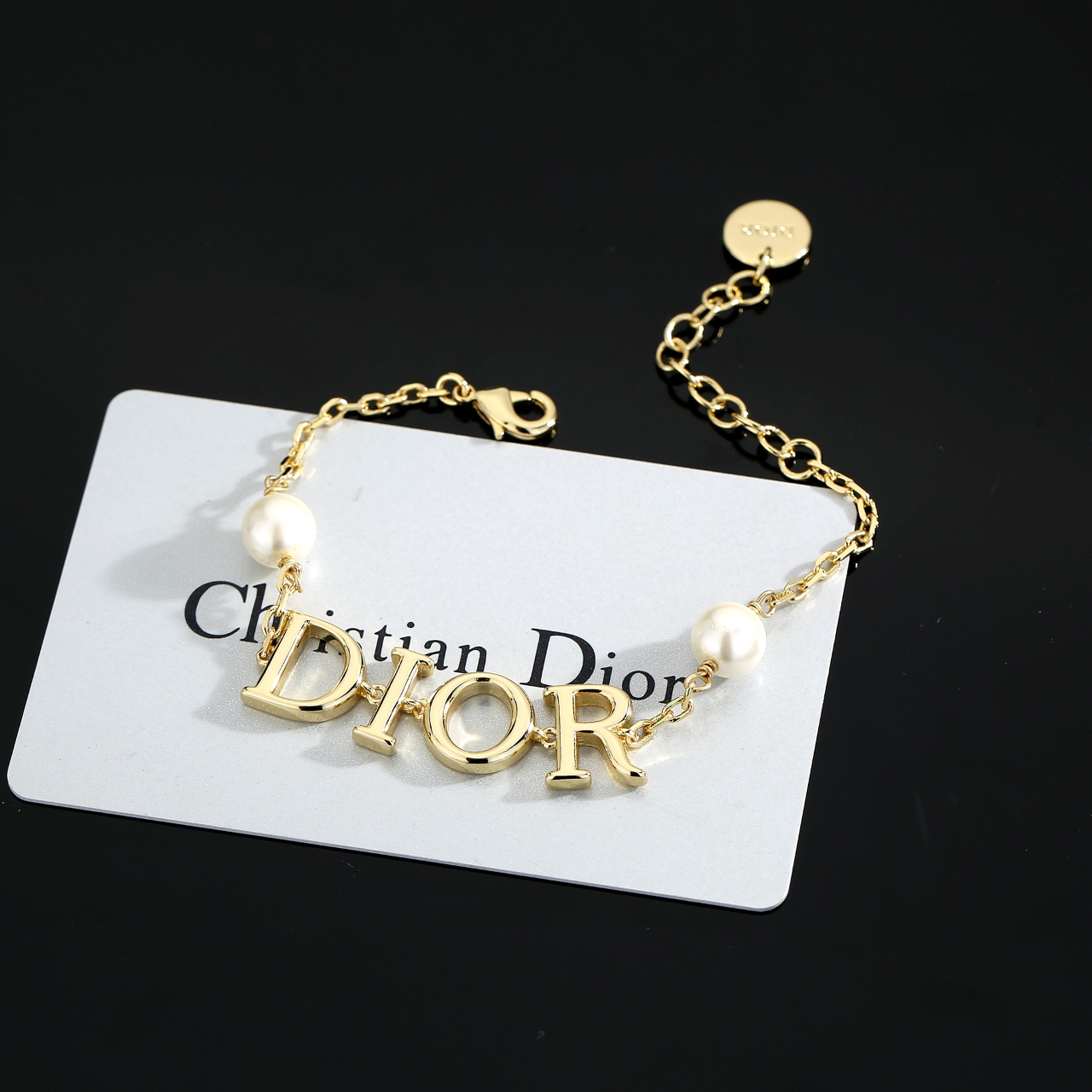  迪奥手链 这款 Dior Tribales 在 Dior 标志性款式的基础上演绎出新的风格。金属字母“