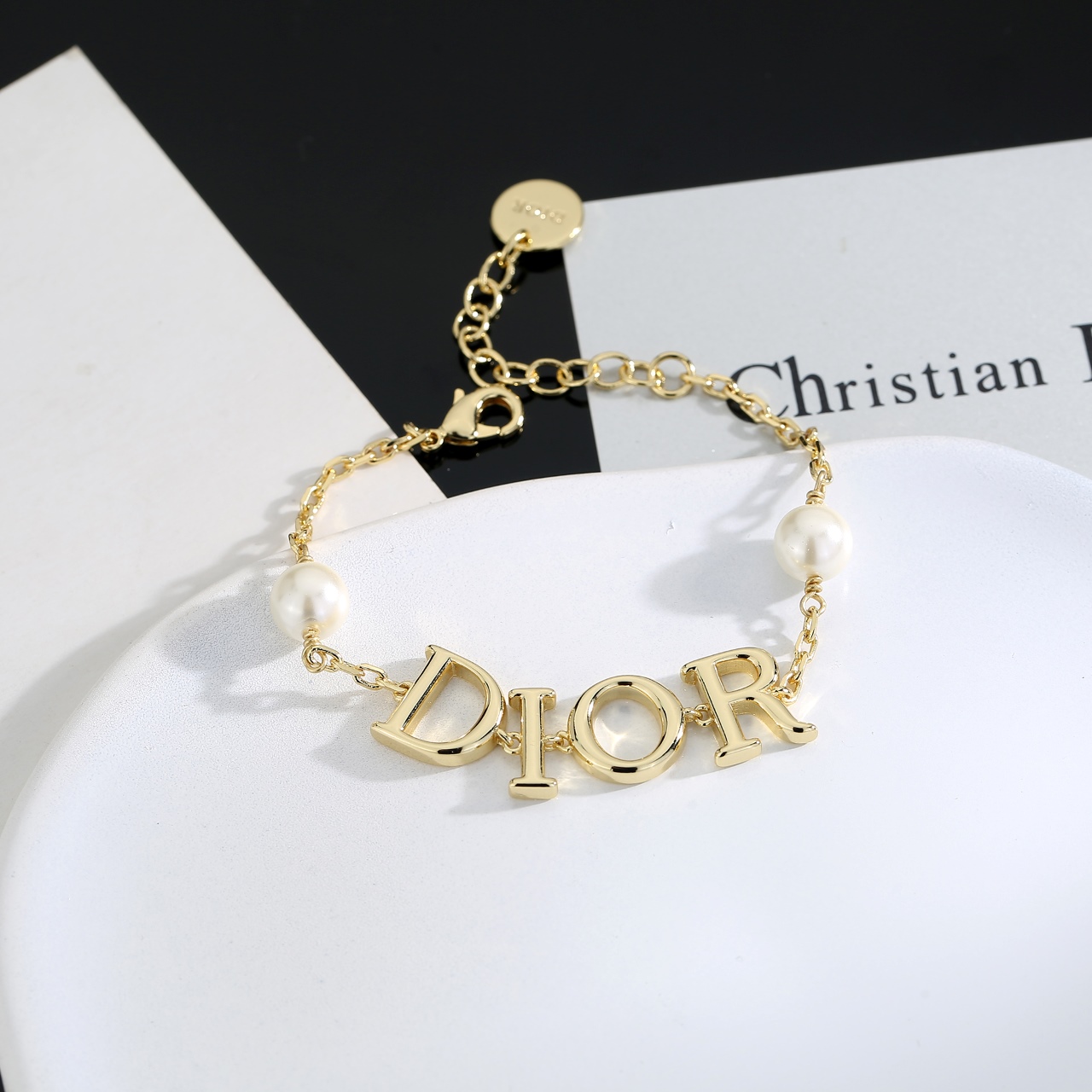  迪奥手链 这款 Dior Tribales 在 Dior 标志性款式的基础上演绎出新的风格。金属字母“