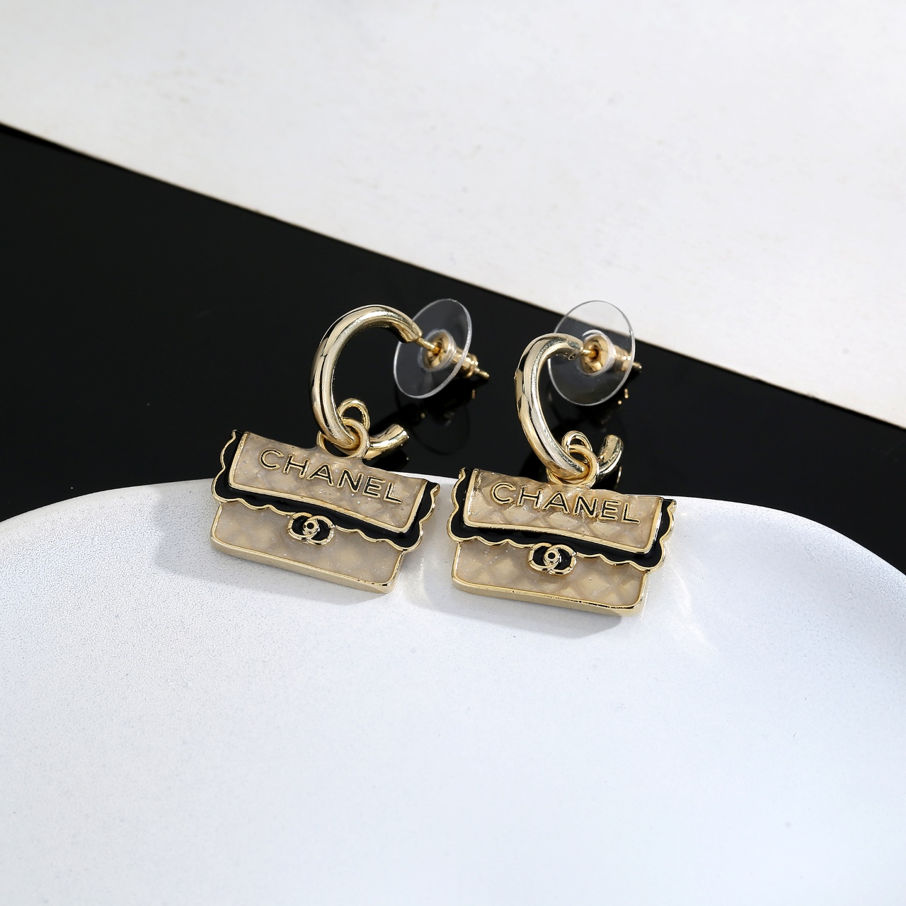  Chanel 🇫🇷香奈儿包包耳钉 耳勾这款随意搭配都是非常好看百搭时尚单品 🎁日常款 很修饰脸型 很上
