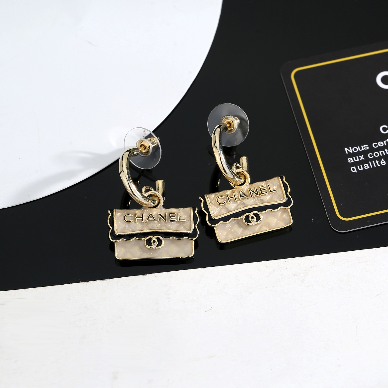  Chanel 🇫🇷香奈儿包包耳钉 耳勾这款随意搭配都是非常好看百搭时尚单品 🎁日常款 很修饰脸型 很上