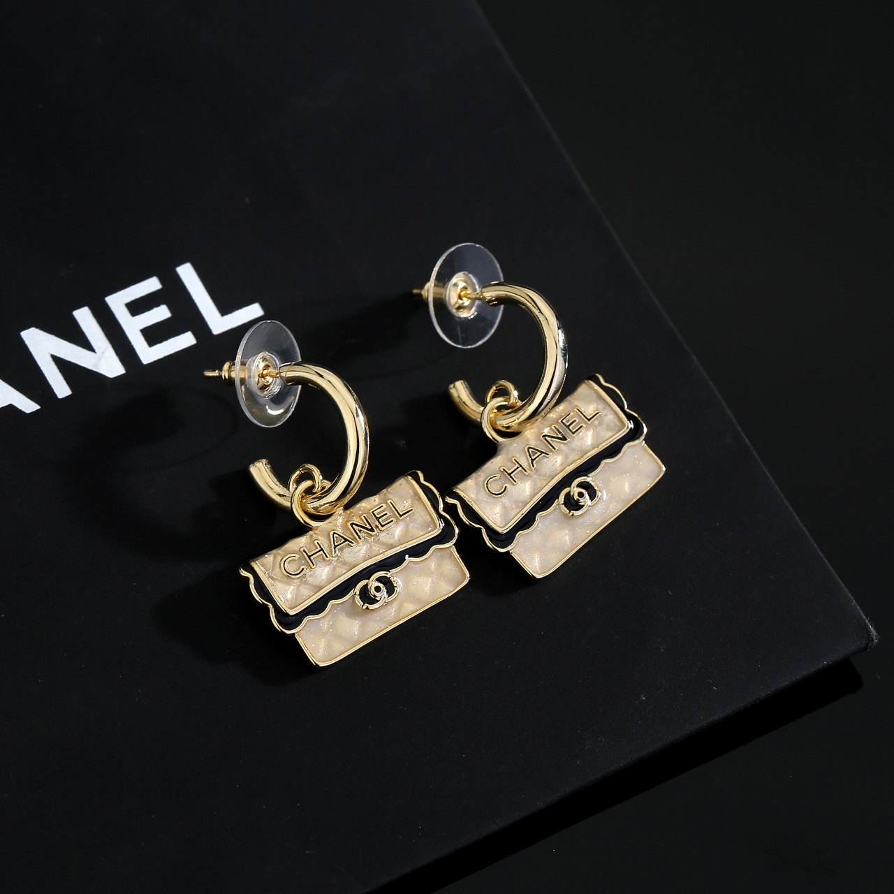  Chanel 🇫🇷香奈儿包包耳钉 耳勾这款随意搭配都是非常好看百搭时尚单品 🎁日常款 很修饰脸型 很上