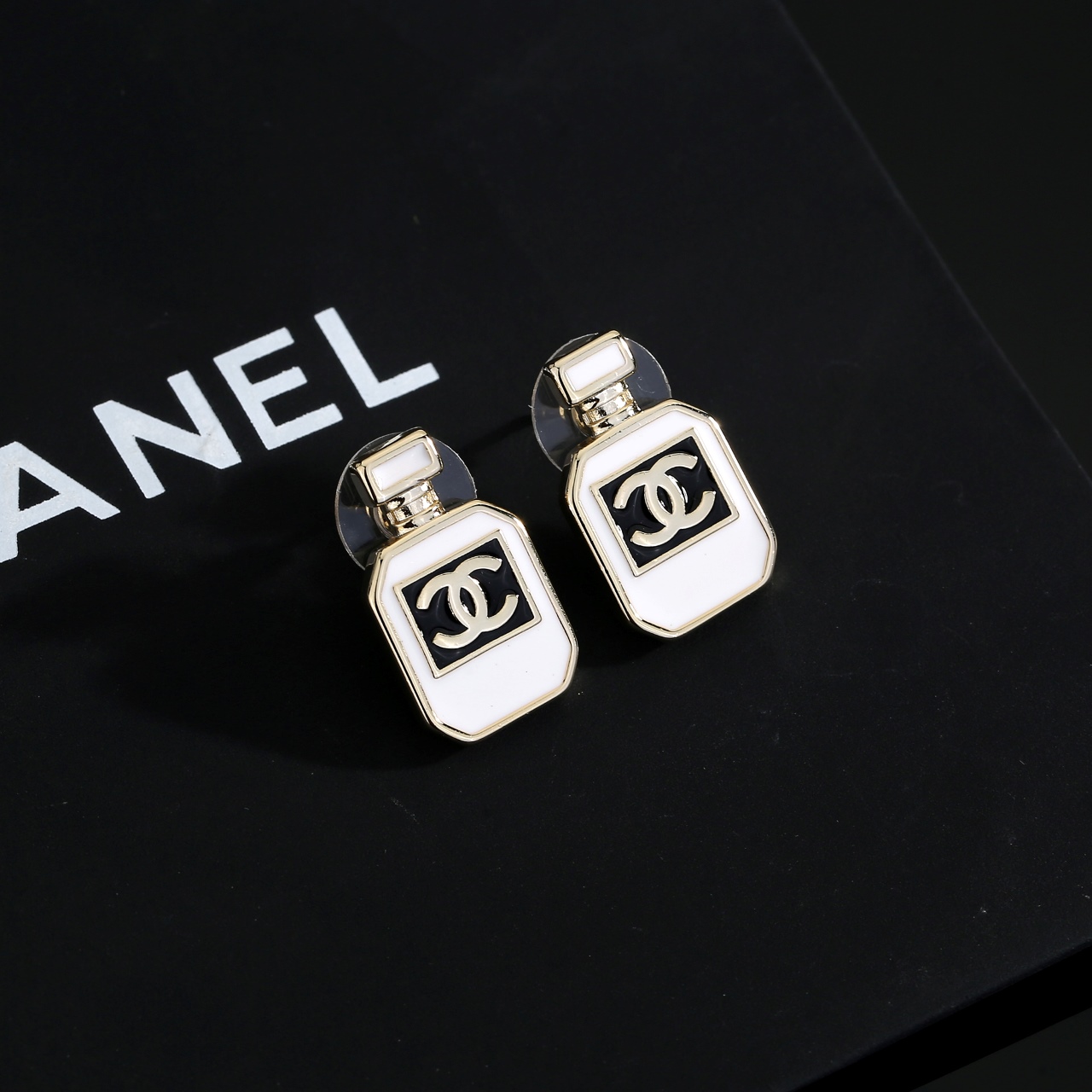 
Chanel 🇫🇷香奈儿香水瓶耳钉 这款随意搭配都是非常好看百搭时尚单品 🎁日常款 很修饰脸型 很上档