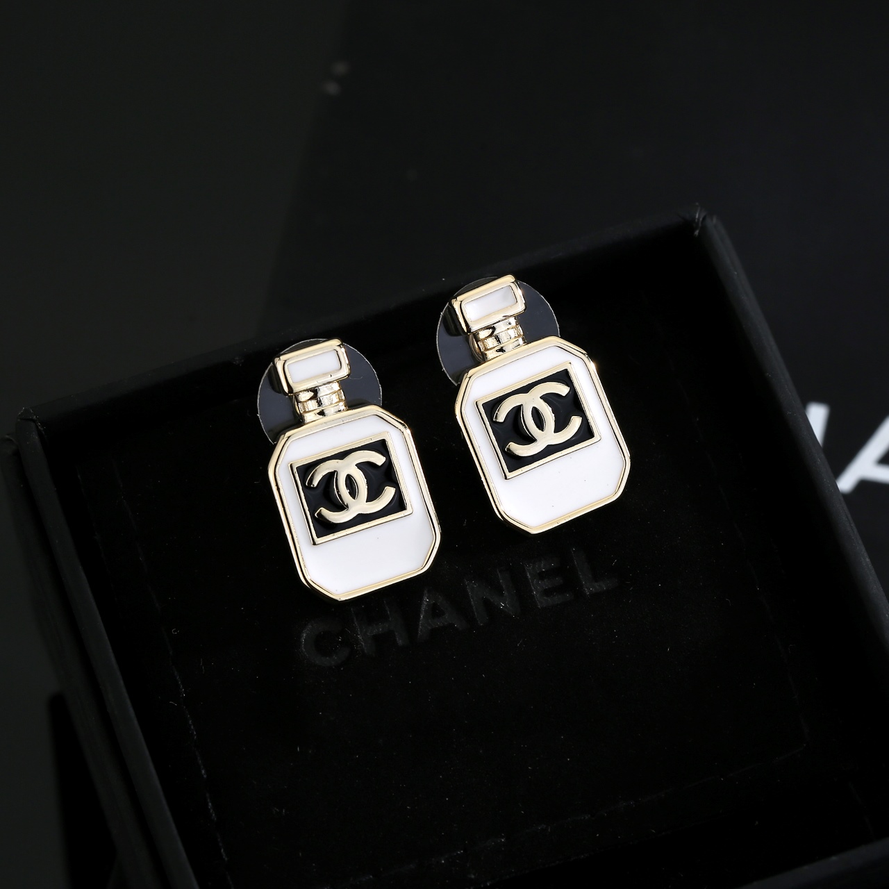 
Chanel 🇫🇷香奈儿香水瓶耳钉 这款随意搭配都是非常好看百搭时尚单品 🎁日常款 很修饰脸型 很上档