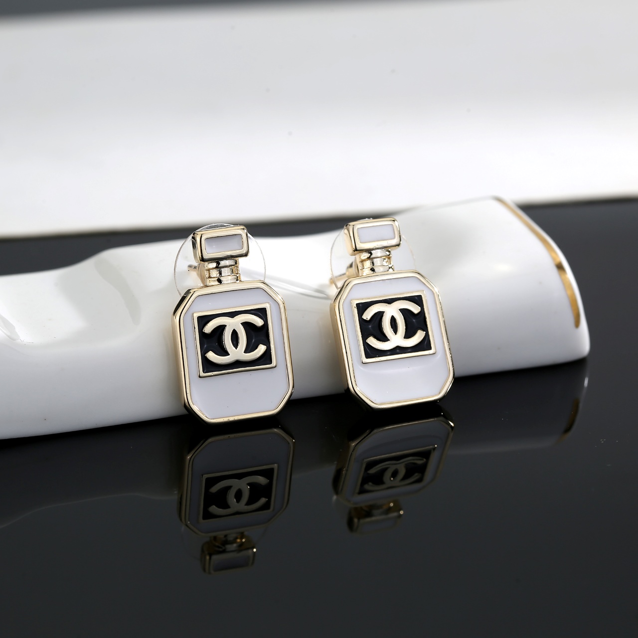 
Chanel 🇫🇷香奈儿香水瓶耳钉 这款随意搭配都是非常好看百搭时尚单品 🎁日常款 很修饰脸型 很上档