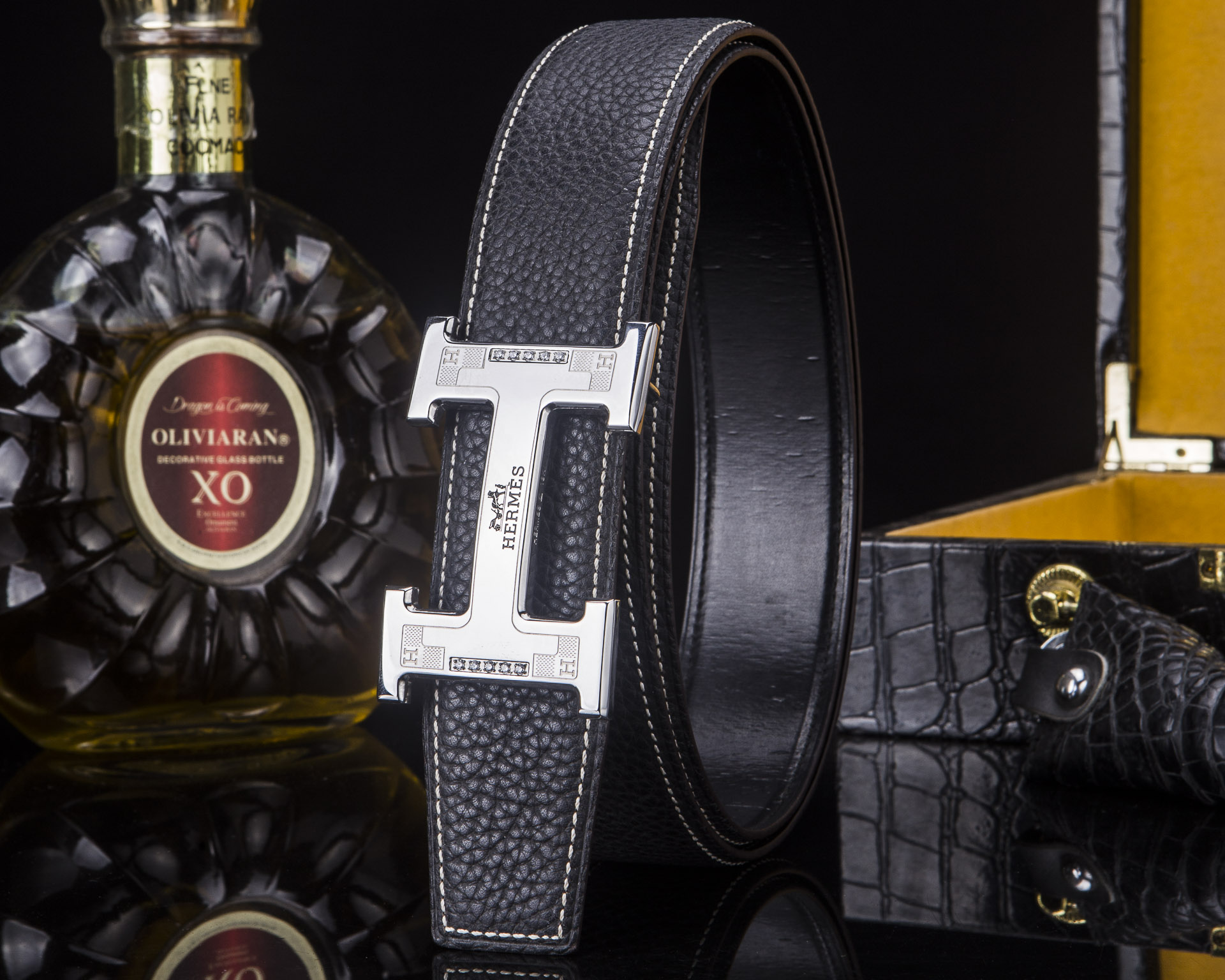 🔥 HERM*S 爱马家 男士必入神级单品 | H扣腰带界的"天花板"🔥

💼 一腰带出两种人生！
&rarr; 商务面：荔枝纹牛皮诠释精英品格
&rarr; 休闲面：掌纹牛皮解锁随性魅力

⚫🟤 玩转双面人生：
「暗夜黑」攻陷会议室
「焦糖棕」征服咖啡厅
3秒切换身份的秘密武器

🎯 细节控暴击套餐：
✔ 3.8cm小牛皮带身（意大利牧场直供）
✔ 手术级精钢H扣（百万次开合测试）
✔ 隐形穿扣专利设计（拯救强迫症）

🕶 低调搭配指南：
鳄鱼纹木质礼盒&rarr;开箱即高光时刻
三证合一套装&rarr;细节都是身份密码

⚠ 库存警报：
最后37条「原单库存」
公司高管私藏的潜规则

📲 暗号：P260