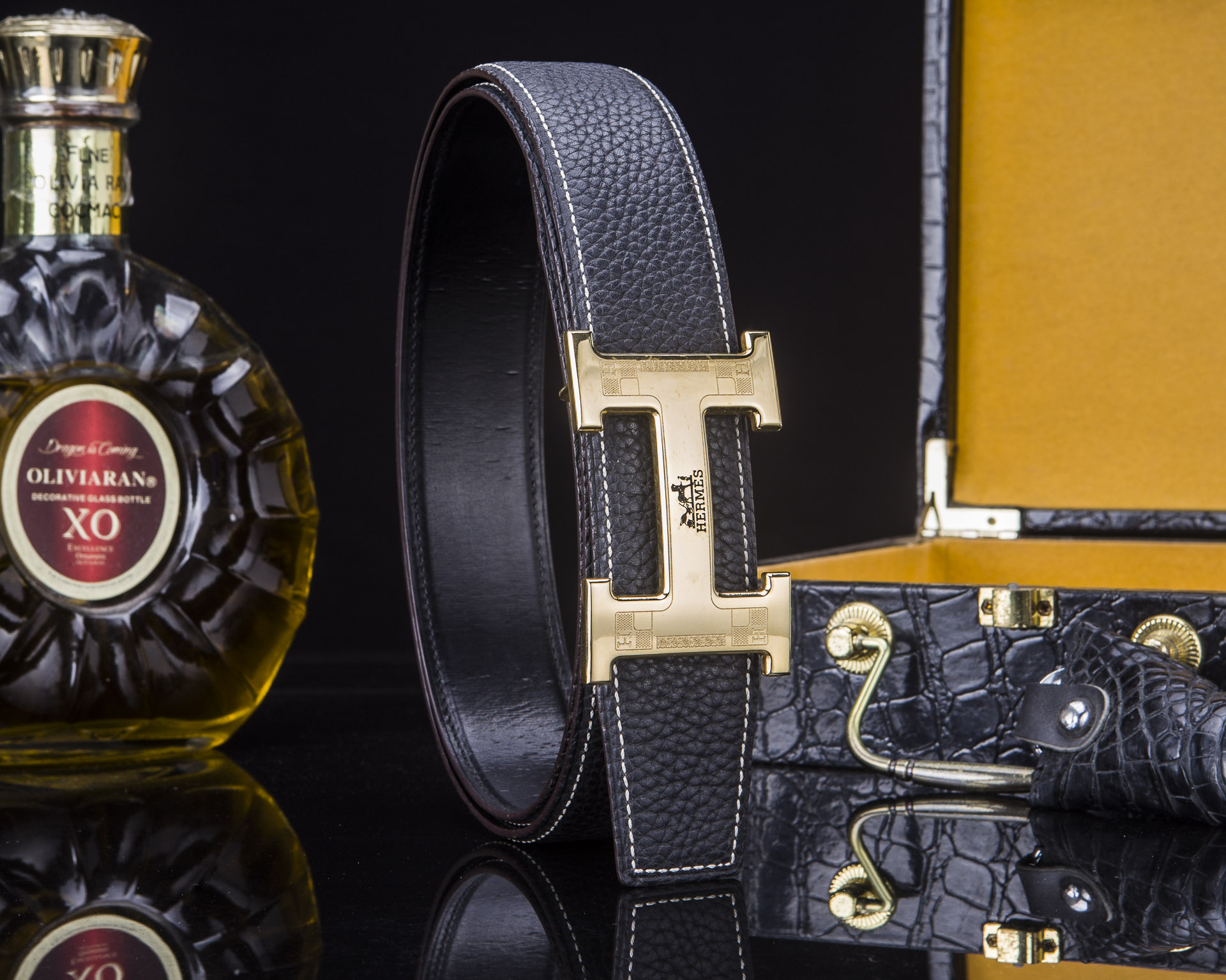 🔥 HERM*S 爱马家 男士必入神级单品 | H扣腰带界的"天花板"🔥

💼 一腰带出两种人生！
&rarr; 商务面：荔枝纹牛皮诠释精英品格
&rarr; 休闲面：掌纹牛皮解锁随性魅力

⚫🟤 玩转双面人生：
「暗夜黑」攻陷会议室
「焦糖棕」征服咖啡厅
3秒切换身份的秘密武器

🎯 细节控暴击套餐：
✔ 3.8cm小牛皮带身（意大利牧场直供）
✔ 手术级精钢H扣（百万次开合测试）
✔ 隐形穿扣专利设计（拯救强迫症）

🕶 低调搭配指南：
鳄鱼纹木质礼盒&rarr;开箱即高光时刻
三证合一套装&rarr;细节都是身份密码

⚠ 库存警报：
最后37条「原单库存」
公司高管私藏的潜规则

📲 暗号：P260