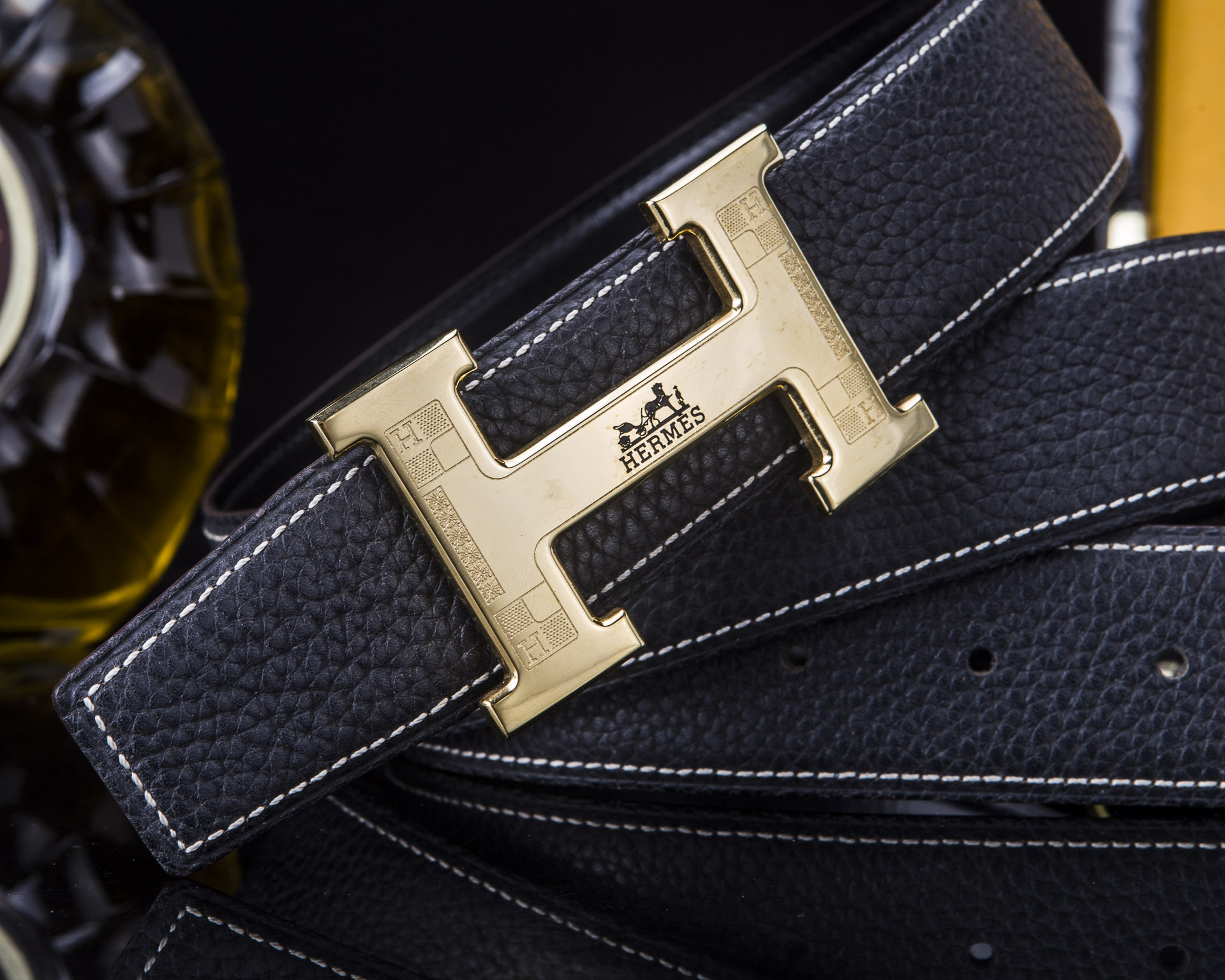 🔥 HERM*S 爱马家 男士必入神级单品 | H扣腰带界的"天花板"🔥

💼 一腰带出两种人生！
&rarr; 商务面：荔枝纹牛皮诠释精英品格
&rarr; 休闲面：掌纹牛皮解锁随性魅力

⚫🟤 玩转双面人生：
「暗夜黑」攻陷会议室
「焦糖棕」征服咖啡厅
3秒切换身份的秘密武器

🎯 细节控暴击套餐：
✔ 3.8cm小牛皮带身（意大利牧场直供）
✔ 手术级精钢H扣（百万次开合测试）
✔ 隐形穿扣专利设计（拯救强迫症）

🕶 低调搭配指南：
鳄鱼纹木质礼盒&rarr;开箱即高光时刻
三证合一套装&rarr;细节都是身份密码

⚠ 库存警报：
最后37条「原单库存」
公司高管私藏的潜规则

📲 暗号：P260