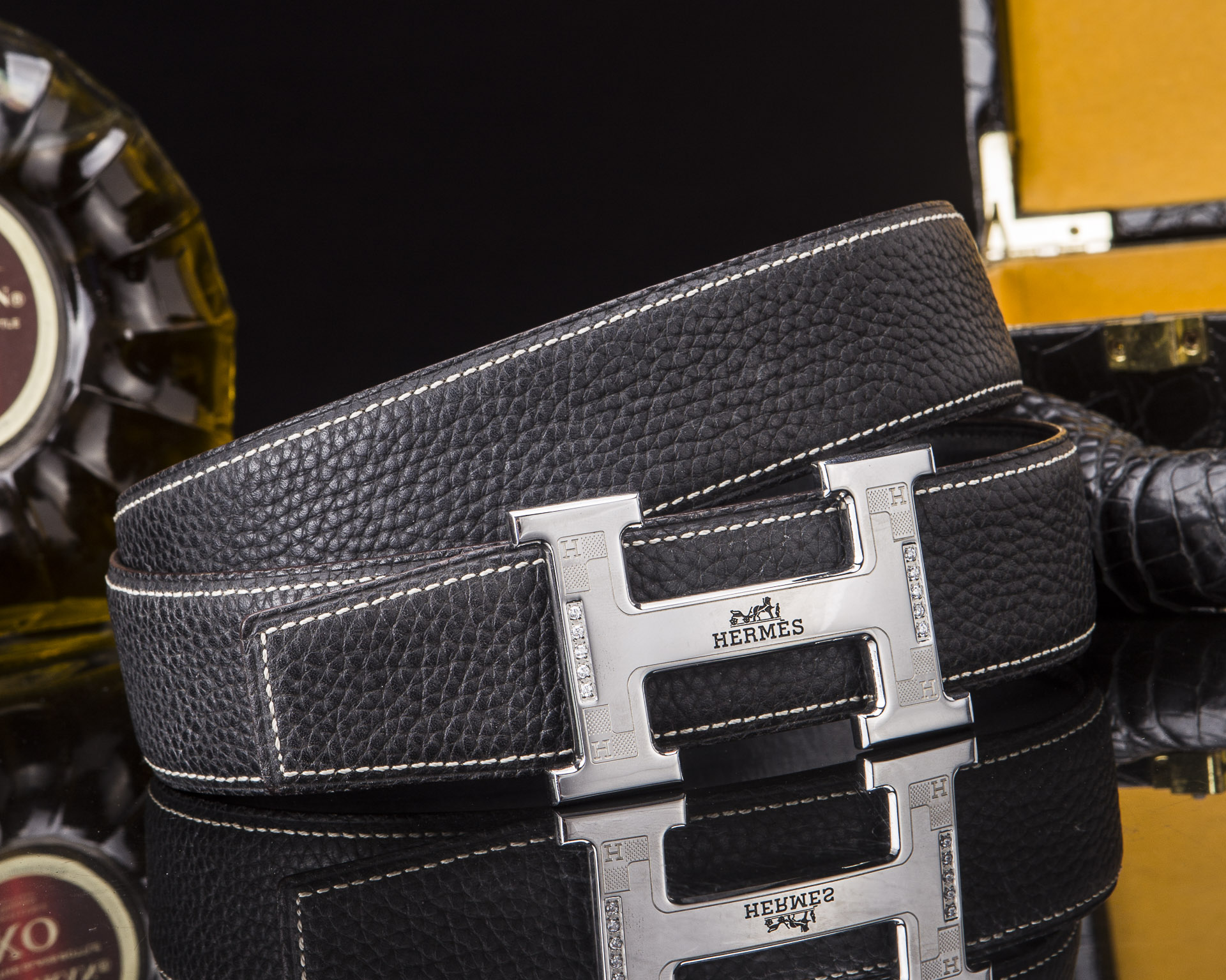 🔥 HERM*S 爱马家 男士必入神级单品 | H扣腰带界的"天花板"🔥

💼 一腰带出两种人生！
&rarr; 商务面：荔枝纹牛皮诠释精英品格
&rarr; 休闲面：掌纹牛皮解锁随性魅力

⚫🟤 玩转双面人生：
「暗夜黑」攻陷会议室
「焦糖棕」征服咖啡厅
3秒切换身份的秘密武器

🎯 细节控暴击套餐：
✔ 3.8cm小牛皮带身（意大利牧场直供）
✔ 手术级精钢H扣（百万次开合测试）
✔ 隐形穿扣专利设计（拯救强迫症）

🕶 低调搭配指南：
鳄鱼纹木质礼盒&rarr;开箱即高光时刻
三证合一套装&rarr;细节都是身份密码

⚠ 库存警报：
最后37条「原单库存」
公司高管私藏的潜规则

📲 暗号：P260