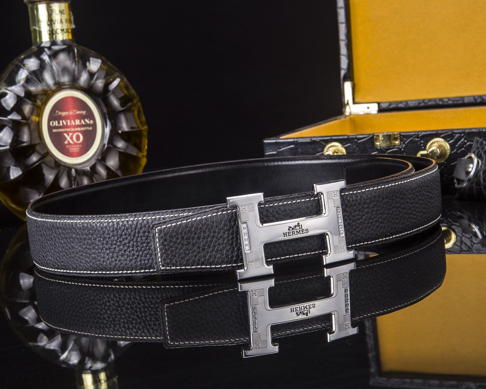 🔥 HERM*S 爱马家 男士必入神级单品 | H扣腰带界的"天花板"🔥

💼 一腰带出两种人生！
&rarr; 商务面：荔枝纹牛皮诠释精英品格
&rarr; 休闲面：掌纹牛皮解锁随性魅力

⚫🟤 玩转双面人生：
「暗夜黑」攻陷会议室
「焦糖棕」征服咖啡厅
3秒切换身份的秘密武器

🎯 细节控暴击套餐：
✔ 3.8cm小牛皮带身（意大利牧场直供）
✔ 手术级精钢H扣（百万次开合测试）
✔ 隐形穿扣专利设计（拯救强迫症）

🕶 低调搭配指南：
鳄鱼纹木质礼盒&rarr;开箱即高光时刻
三证合一套装&rarr;细节都是身份密码

⚠ 库存警报：
最后37条「原单库存」
公司高管私藏的潜规则

📲 暗号：P260