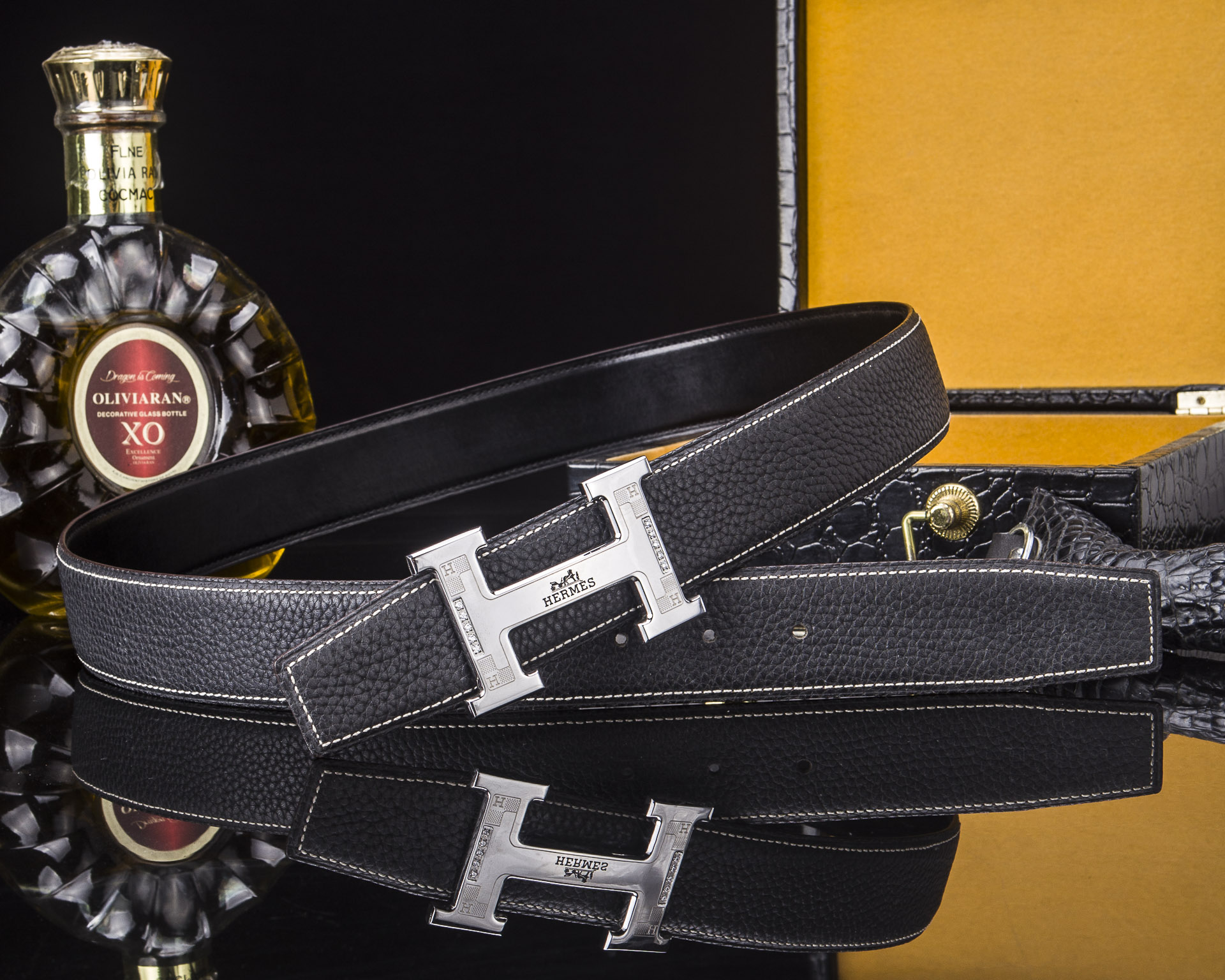 🔥 HERM*S 爱马家 男士必入神级单品 | H扣腰带界的"天花板"🔥

💼 一腰带出两种人生！
&rarr; 商务面：荔枝纹牛皮诠释精英品格
&rarr; 休闲面：掌纹牛皮解锁随性魅力

⚫🟤 玩转双面人生：
「暗夜黑」攻陷会议室
「焦糖棕」征服咖啡厅
3秒切换身份的秘密武器

🎯 细节控暴击套餐：
✔ 3.8cm小牛皮带身（意大利牧场直供）
✔ 手术级精钢H扣（百万次开合测试）
✔ 隐形穿扣专利设计（拯救强迫症）

🕶 低调搭配指南：
鳄鱼纹木质礼盒&rarr;开箱即高光时刻
三证合一套装&rarr;细节都是身份密码

⚠ 库存警报：
最后37条「原单库存」
公司高管私藏的潜规则

📲 暗号：P260