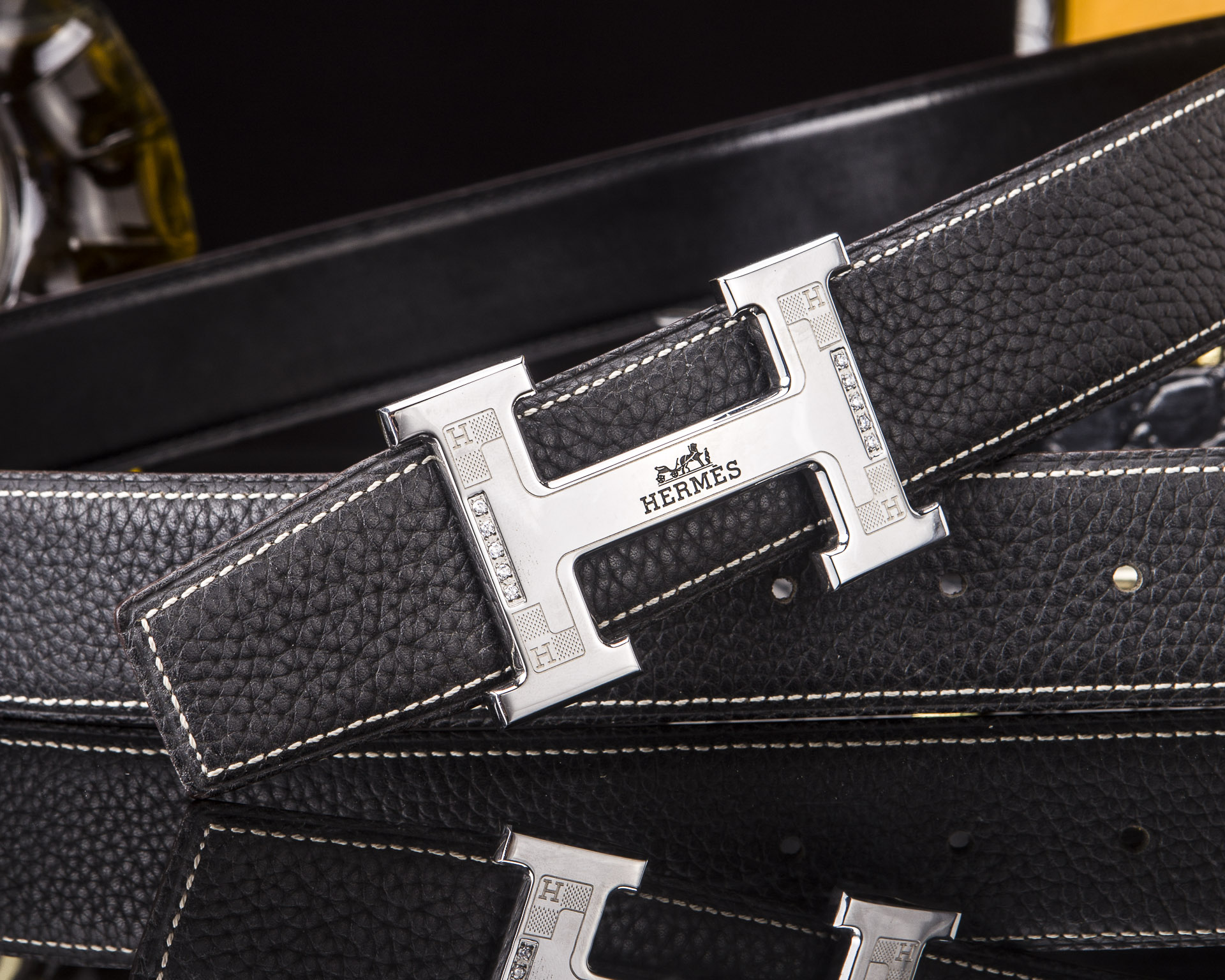 🔥 HERM*S 爱马家 男士必入神级单品 | H扣腰带界的"天花板"🔥

💼 一腰带出两种人生！
&rarr; 商务面：荔枝纹牛皮诠释精英品格
&rarr; 休闲面：掌纹牛皮解锁随性魅力

⚫🟤 玩转双面人生：
「暗夜黑」攻陷会议室
「焦糖棕」征服咖啡厅
3秒切换身份的秘密武器

🎯 细节控暴击套餐：
✔ 3.8cm小牛皮带身（意大利牧场直供）
✔ 手术级精钢H扣（百万次开合测试）
✔ 隐形穿扣专利设计（拯救强迫症）

🕶 低调搭配指南：
鳄鱼纹木质礼盒&rarr;开箱即高光时刻
三证合一套装&rarr;细节都是身份密码

⚠ 库存警报：
最后37条「原单库存」
公司高管私藏的潜规则

📲 暗号：P260