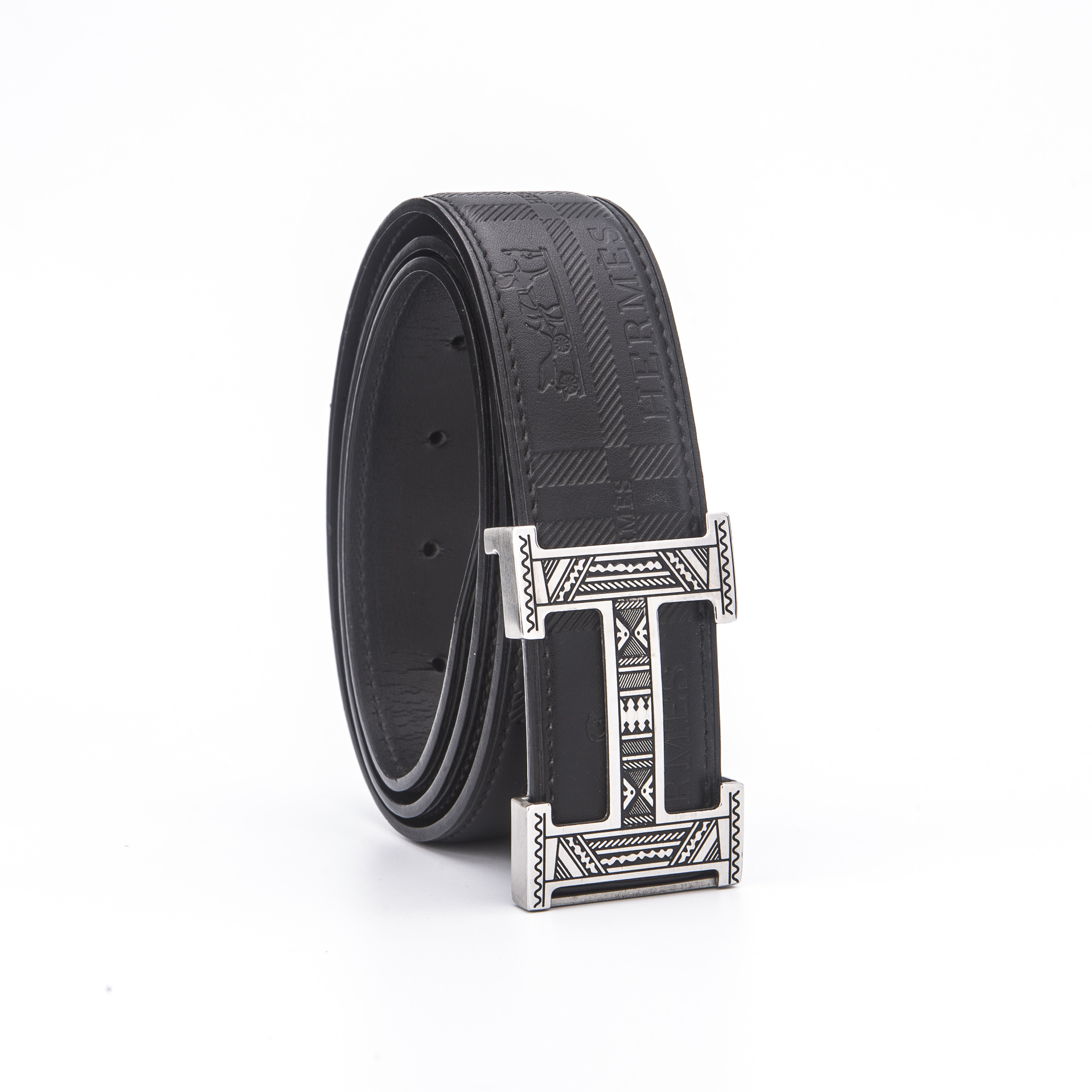 爱马家 男士双面真皮腰带 38mm-经典内穿式皮带
〖经典永恒&middot;奢华内敛〗
核心工艺
▫ 意大利传统制皮工艺｜进口定制皮纹系列小牛皮
▫ 双面可穿设计｜正反均为进口牛皮料
▫ 精工五金｜316精钢真空电镀扣头｜焊点加固
▫ 宽度3.8cm｜适配商务/休闲全场景
产品亮点
✔ 柔韧舒适：双面小牛皮触感细腻，久戴无压痕
✔ 细节奢华：H扣采用立体面抛光工艺，防刮耐磨
✔ 实用设计：可卸式扣头，适配3.8cm带身，可裁剪（附工具）
✔ 官方同源：同步官网S-E系列最新版型
全套礼盒包装，赠礼体面有格调。
p160