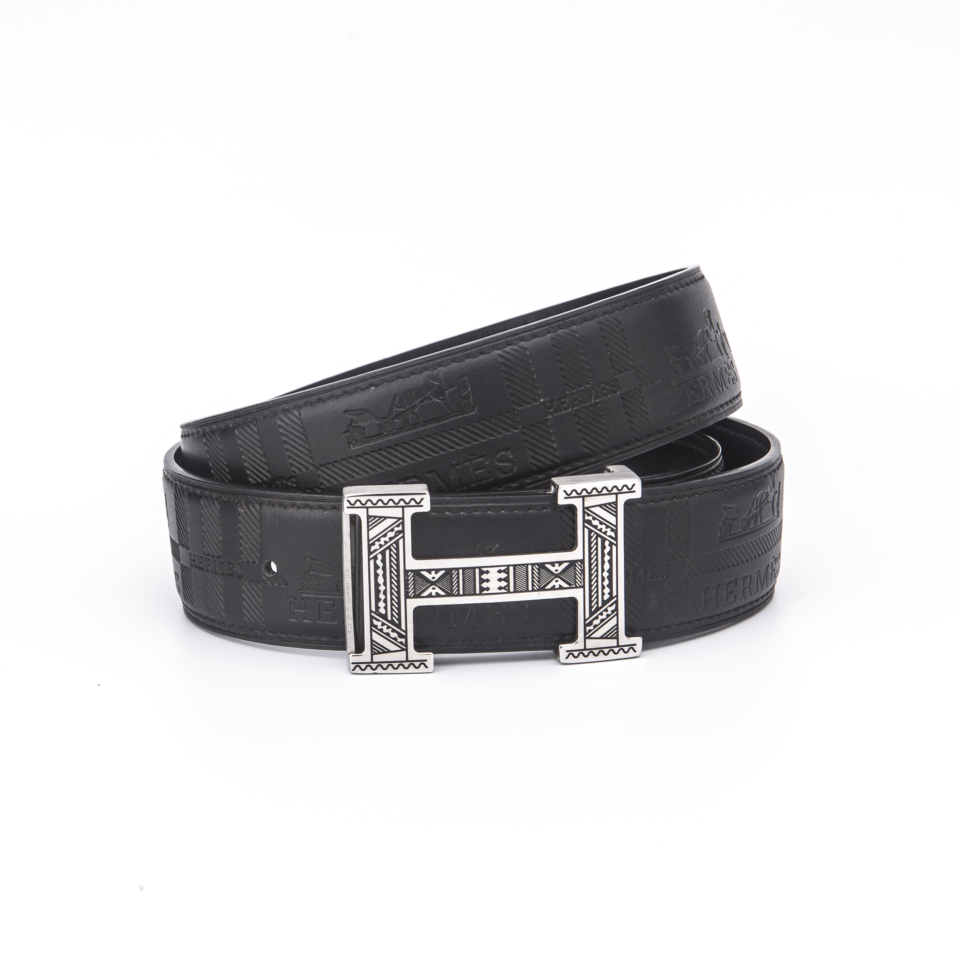 爱马家 男士双面真皮腰带 38mm-经典内穿式皮带
〖经典永恒&middot;奢华内敛〗
核心工艺
▫ 意大利传统制皮工艺｜进口定制皮纹系列小牛皮
▫ 双面可穿设计｜正反均为进口牛皮料
▫ 精工五金｜316精钢真空电镀扣头｜焊点加固
▫ 宽度3.8cm｜适配商务/休闲全场景
产品亮点
✔ 柔韧舒适：双面小牛皮触感细腻，久戴无压痕
✔ 细节奢华：H扣采用立体面抛光工艺，防刮耐磨
✔ 实用设计：可卸式扣头，适配3.8cm带身，可裁剪（附工具）
✔ 官方同源：同步官网S-E系列最新版型
全套礼盒包装，赠礼体面有格调。
p160