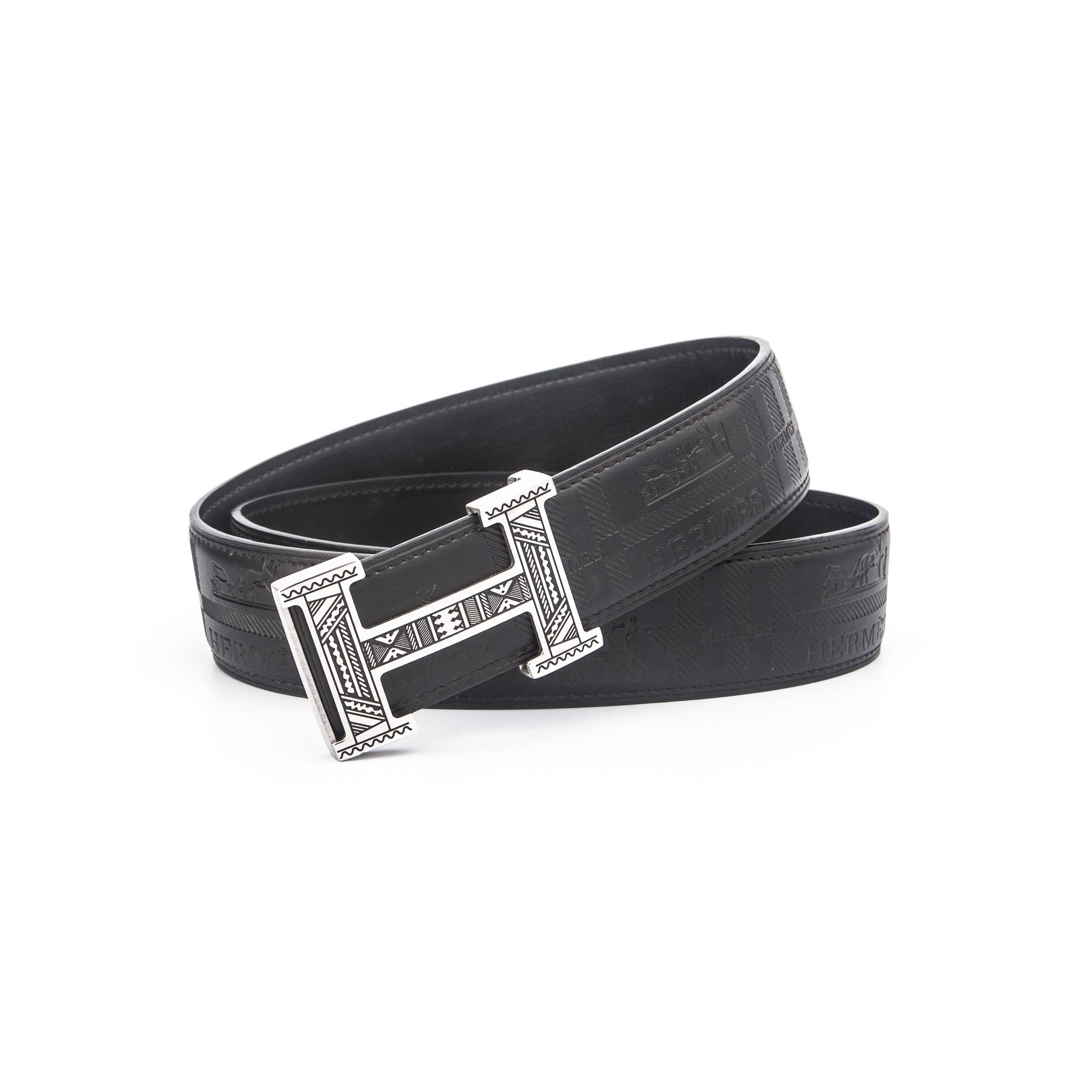 爱马家 男士双面真皮腰带 38mm-经典内穿式皮带
〖经典永恒&middot;奢华内敛〗
核心工艺
▫ 意大利传统制皮工艺｜进口定制皮纹系列小牛皮
▫ 双面可穿设计｜正反均为进口牛皮料
▫ 精工五金｜316精钢真空电镀扣头｜焊点加固
▫ 宽度3.8cm｜适配商务/休闲全场景
产品亮点
✔ 柔韧舒适：双面小牛皮触感细腻，久戴无压痕
✔ 细节奢华：H扣采用立体面抛光工艺，防刮耐磨
✔ 实用设计：可卸式扣头，适配3.8cm带身，可裁剪（附工具）
✔ 官方同源：同步官网S-E系列最新版型
全套礼盒包装，赠礼体面有格调。
p160