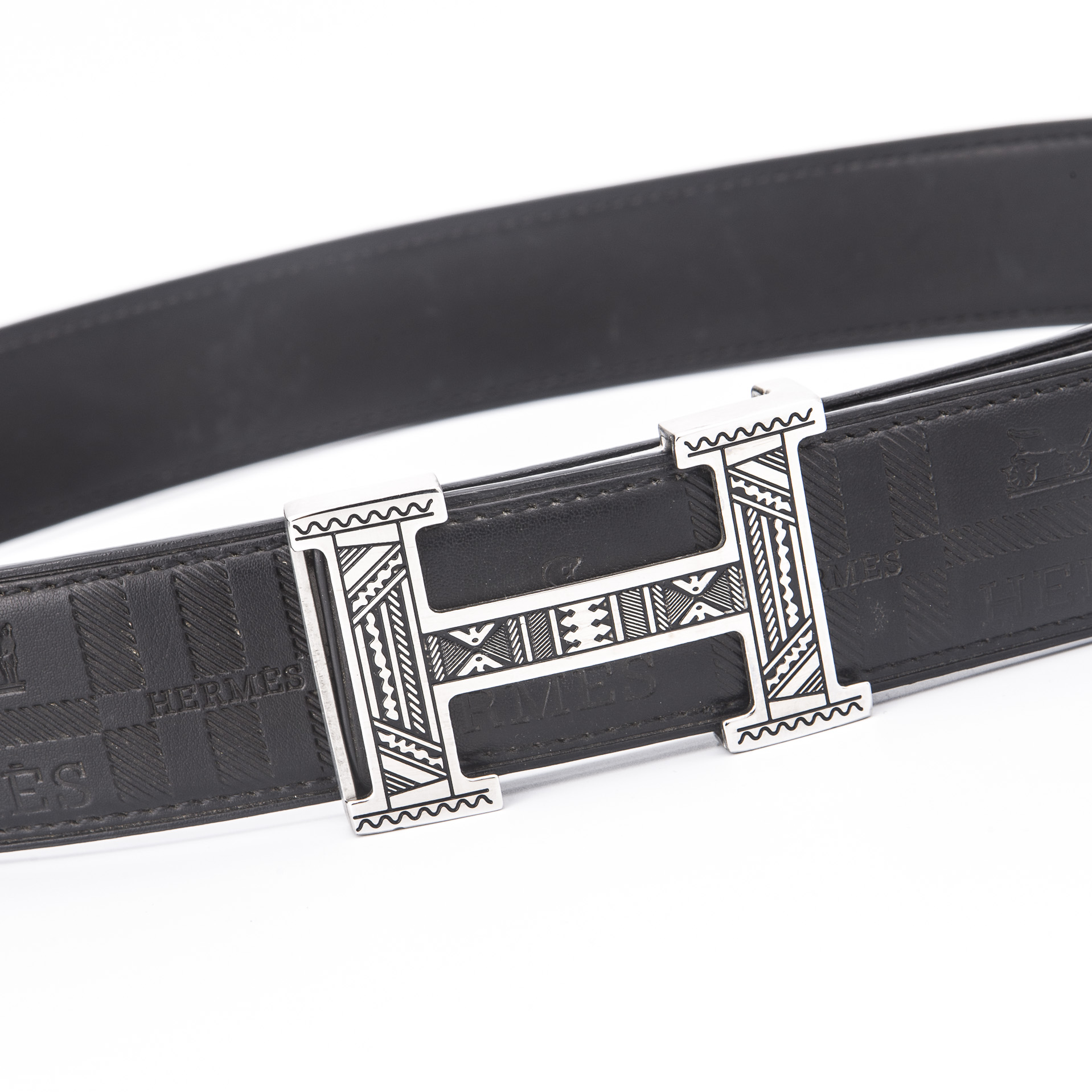 爱马家 男士双面真皮腰带 38mm-经典内穿式皮带
〖经典永恒&middot;奢华内敛〗
核心工艺
▫ 意大利传统制皮工艺｜进口定制皮纹系列小牛皮
▫ 双面可穿设计｜正反均为进口牛皮料
▫ 精工五金｜316精钢真空电镀扣头｜焊点加固
▫ 宽度3.8cm｜适配商务/休闲全场景
产品亮点
✔ 柔韧舒适：双面小牛皮触感细腻，久戴无压痕
✔ 细节奢华：H扣采用立体面抛光工艺，防刮耐磨
✔ 实用设计：可卸式扣头，适配3.8cm带身，可裁剪（附工具）
✔ 官方同源：同步官网S-E系列最新版型
全套礼盒包装，赠礼体面有格调。
p160