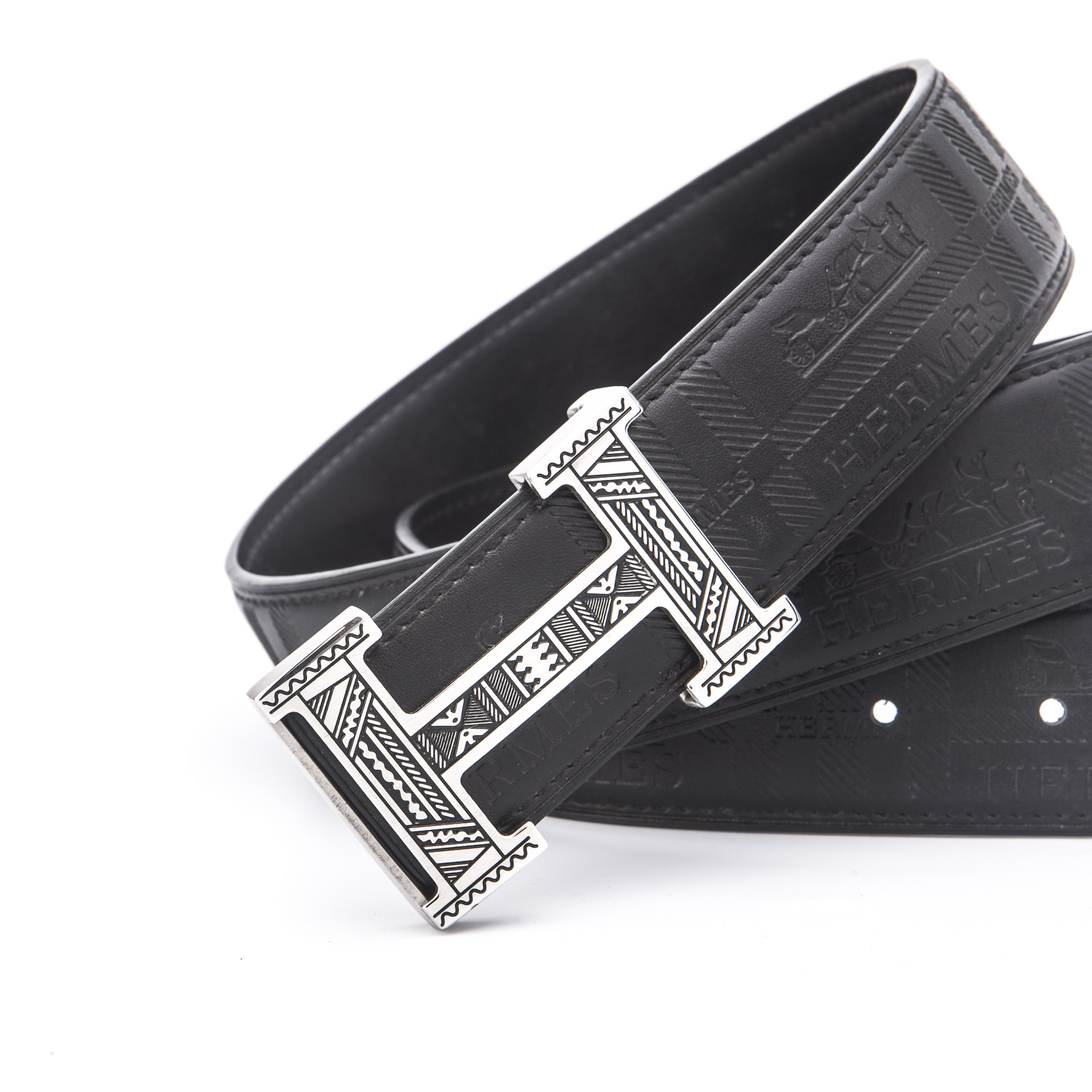 爱马家 男士双面真皮腰带 38mm-经典内穿式皮带
〖经典永恒&middot;奢华内敛〗
核心工艺
▫ 意大利传统制皮工艺｜进口定制皮纹系列小牛皮
▫ 双面可穿设计｜正反均为进口牛皮料
▫ 精工五金｜316精钢真空电镀扣头｜焊点加固
▫ 宽度3.8cm｜适配商务/休闲全场景
产品亮点
✔ 柔韧舒适：双面小牛皮触感细腻，久戴无压痕
✔ 细节奢华：H扣采用立体面抛光工艺，防刮耐磨
✔ 实用设计：可卸式扣头，适配3.8cm带身，可裁剪（附工具）
✔ 官方同源：同步官网S-E系列最新版型
全套礼盒包装，赠礼体面有格调。
p160