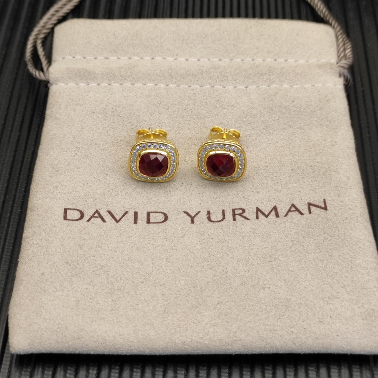 NO:555446,David Yurman main stone 7mm gold square diamond earrings red diamond. No. DYEH-135, fine jewelry19860909David Yurman 主石7mm金色 四方钻耳钉红钻. 编号DYEH-135,饰品精品,Jewelry
