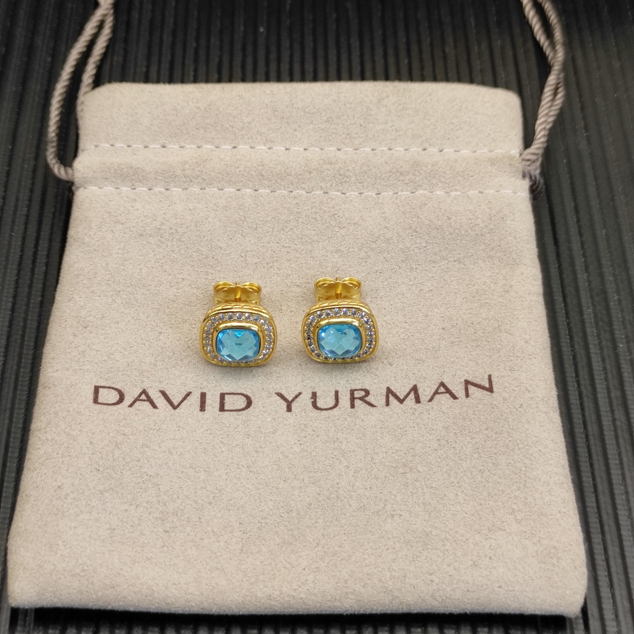 NO:555454,David Yurman main stone 7mm gold square diamond earrings blue diamond. No. DYEH-136, fine jewelry19860909David Yurman 主石7mm金色 四方钻耳钉蓝钻. 编号DYEH-136,饰品精品,Jewelry