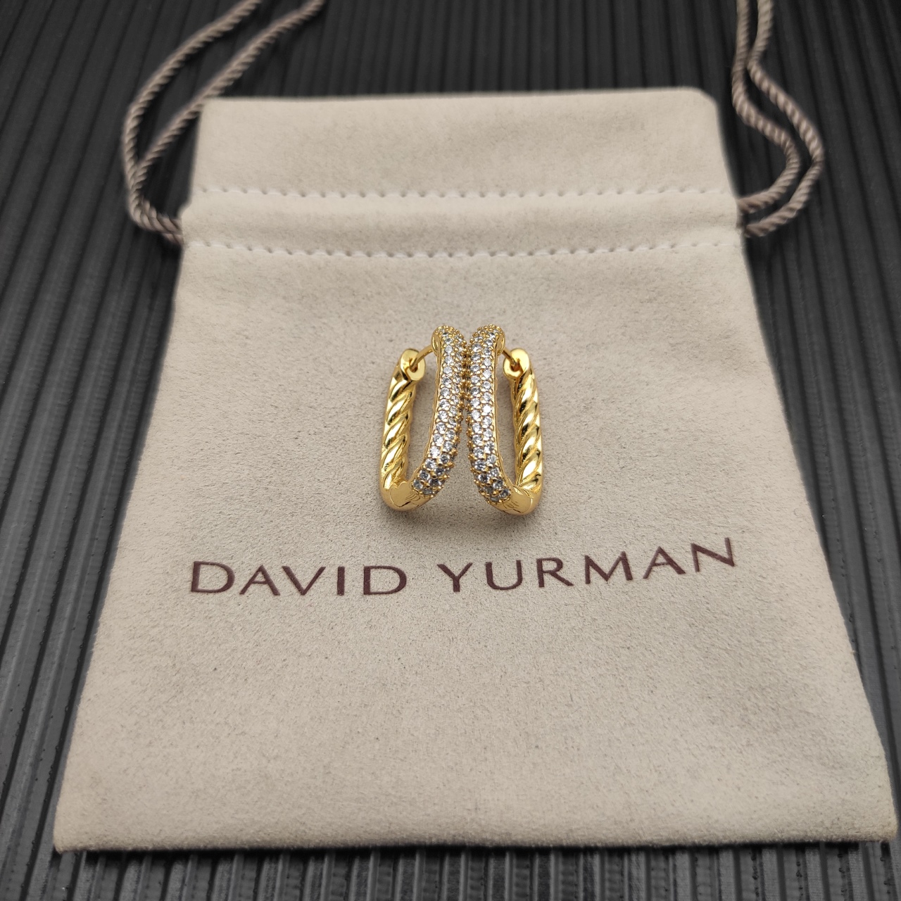 NO:603380,David Yurman 24.3*15.9mm gold hoop earrings with diamonds., jewelry boutique, earrings19860909David Yurman 24.3*15.9mm金色带钻身圈形耳环.,饰品精品,earrings,Jewelry