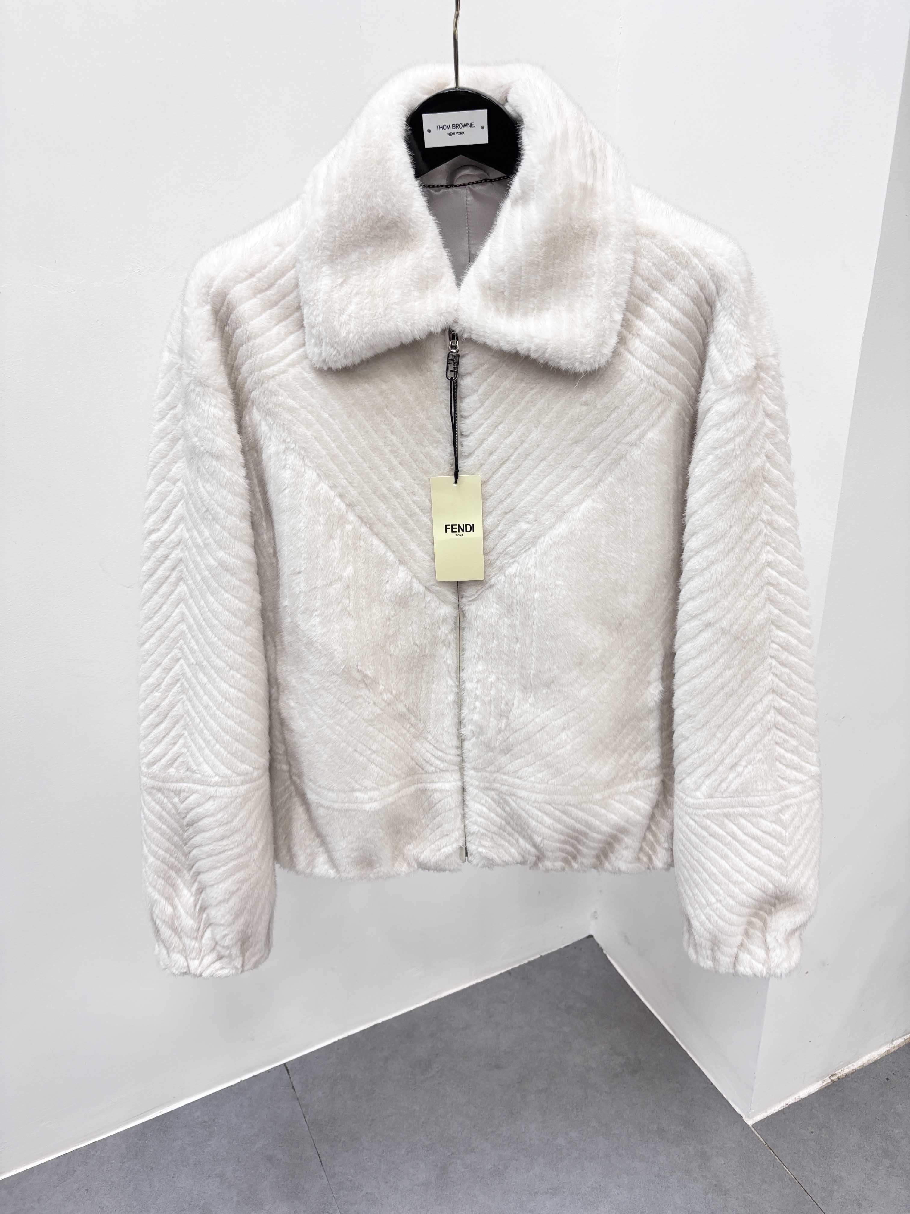 NO:675218,Brand fendi material imported velvet craftsmanship size 48-56 (special size customization),,fendi,Top Customize119860909品牌fendi 材质进口天鹅绒 工艺 尺码48-56（特殊尺码定制）,,fendi,Top Customize1,Men's clothing