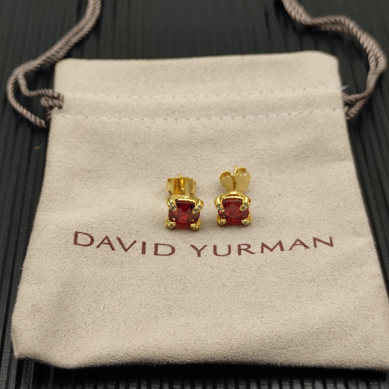 NO:663986,David Yurman gold main stone red diamond 8mm four-claw stud earrings. No. DYEH-159, fine jewelry19860909David Yurman 金色主石红钻8mm四爪耳钉.编号DYEH-159,饰品精品,Jewelry