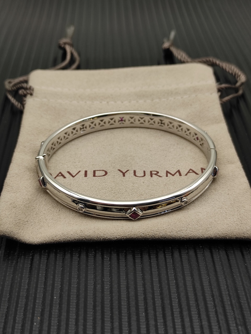 NO:663959,David Yurman silver red diamond 8mm Renaissance band bracelet. No. DYSZ-387, jewelry boutique, bracelet19860909David Yurman银色红钻8mm文艺复兴乐队手镯.  编号 DYSZ-387,饰品精品,bracelet,Jewelry