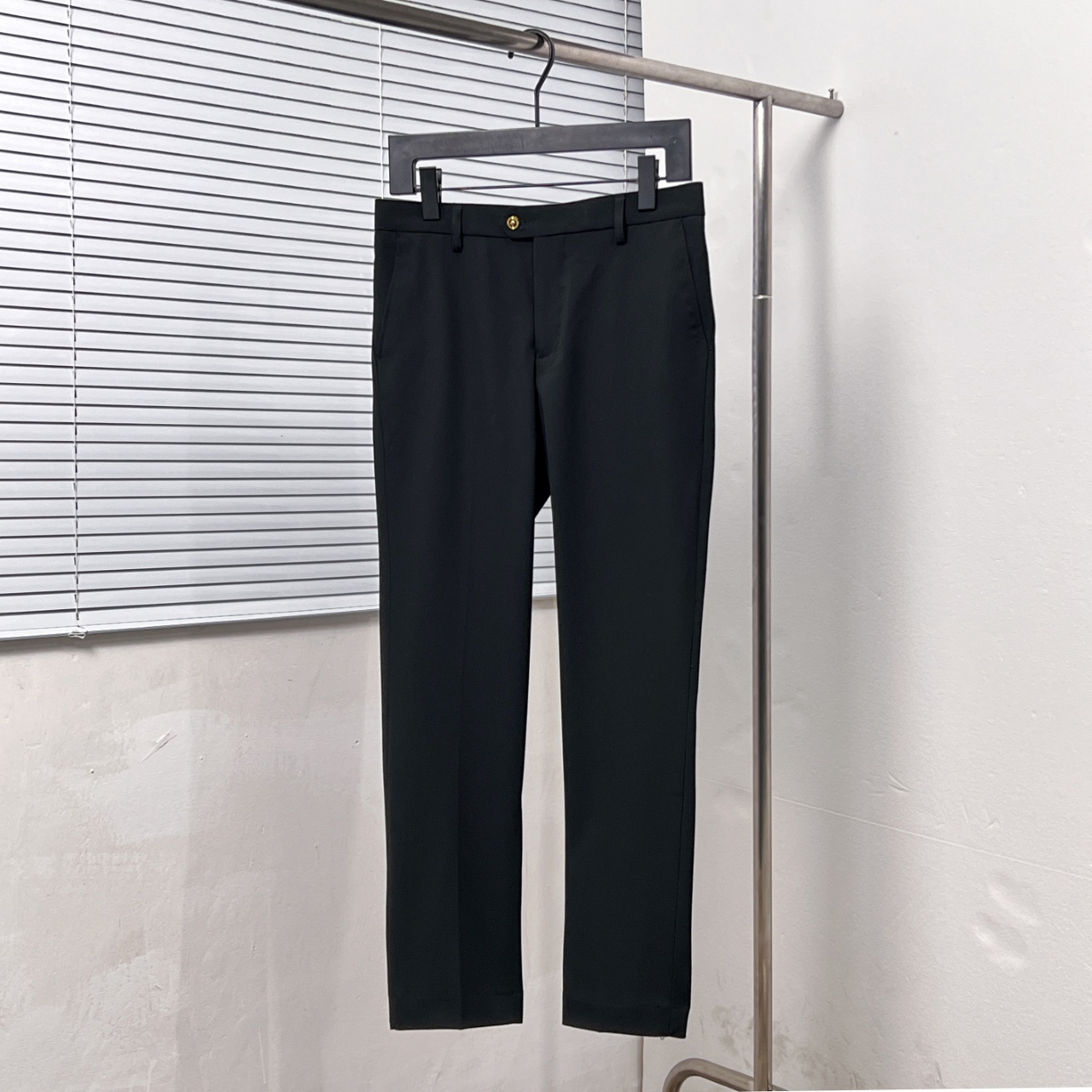 P170 Versac*/Versace pantalones de vestir con botones de ferretería personalizados y etiqueta en la manga, tallas: 30.3…