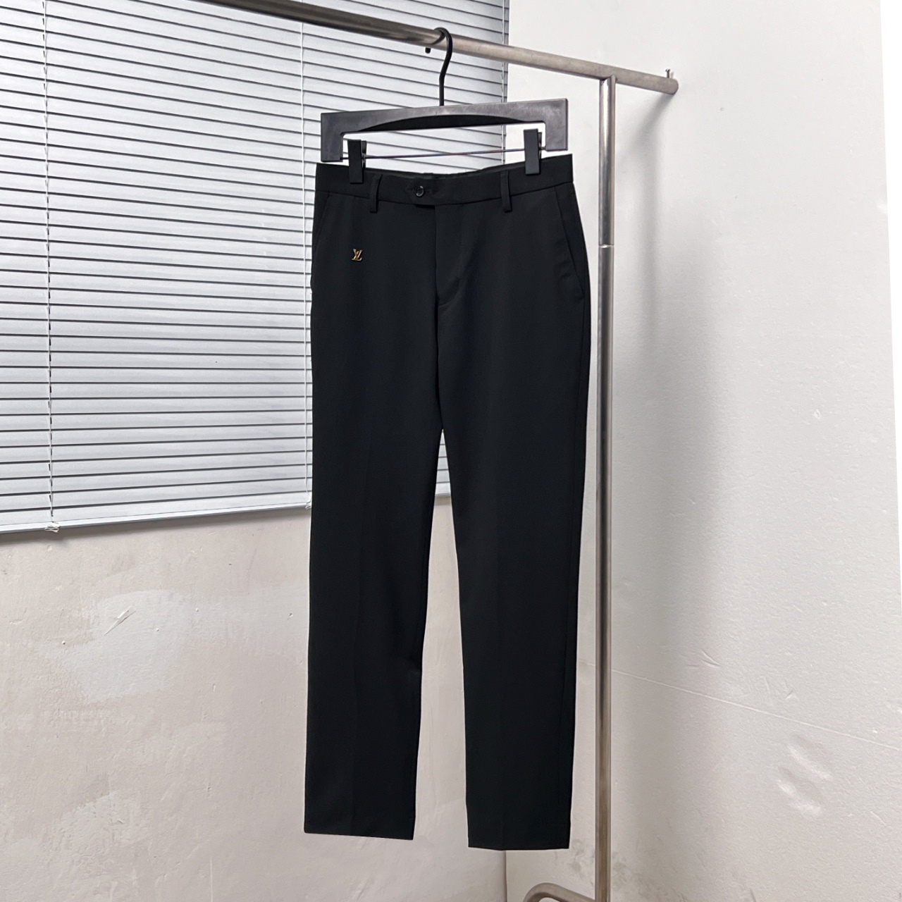 P165 Louis Vuitto*/Louis Vuitton accesorios con pin en el cuello pantalones Talla: 30.31.32.33.34.36.38