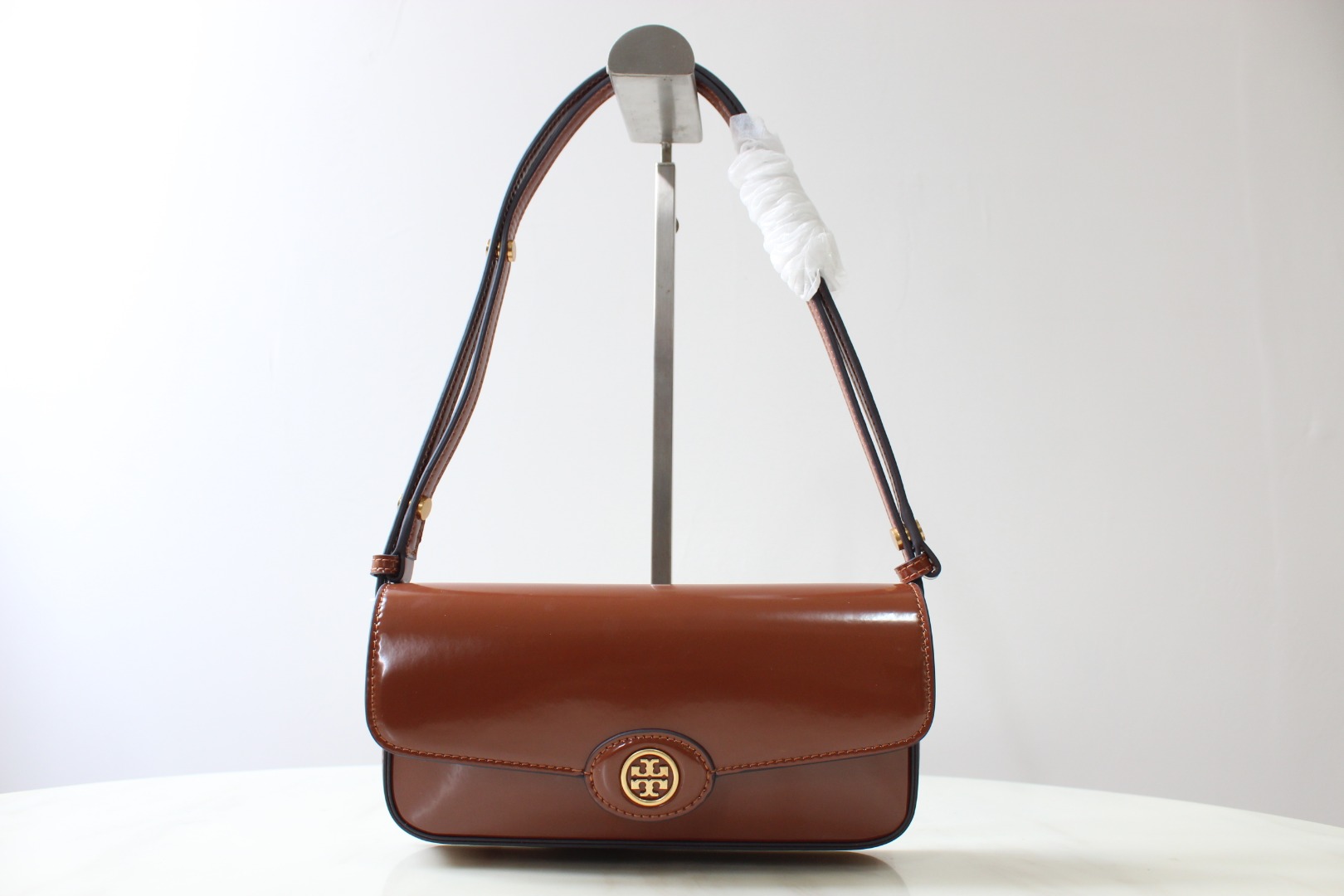 Tory Burch 棕色 ToryBurch新款法棍包 Robinson系列漆皮单肩包 手袋廓形 百搭