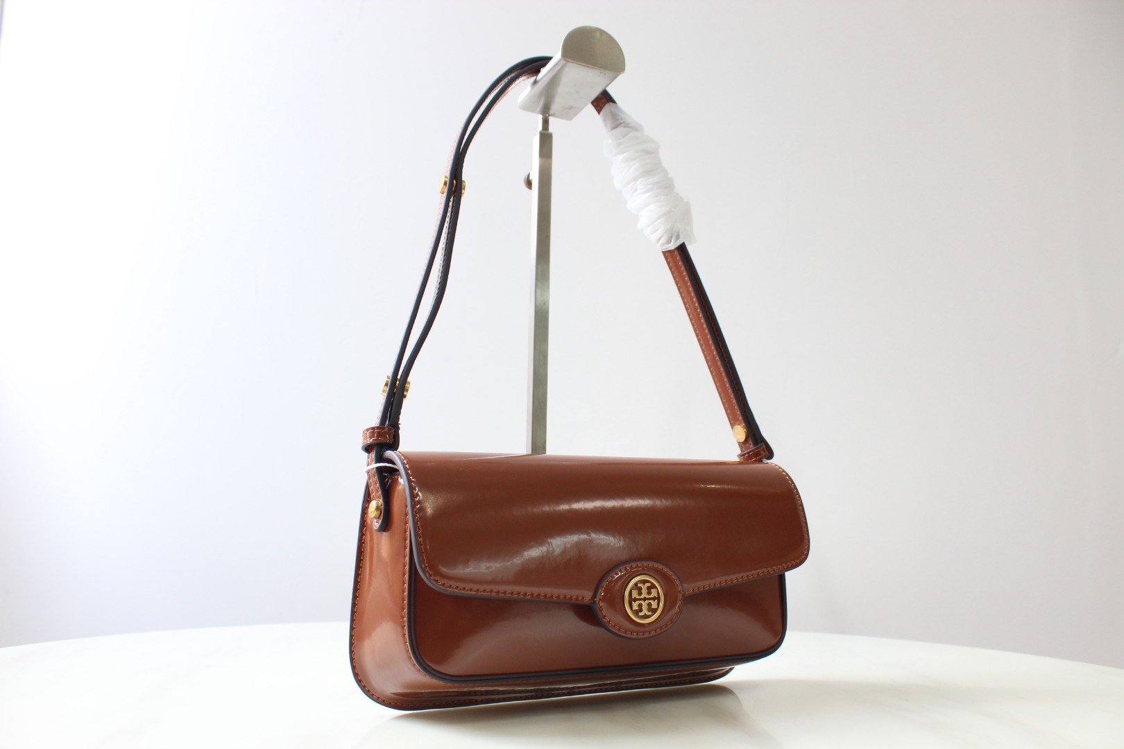 Tory Burch 棕色 ToryBurch新款法棍包 Robinson系列漆皮单肩包 手袋廓形 百搭