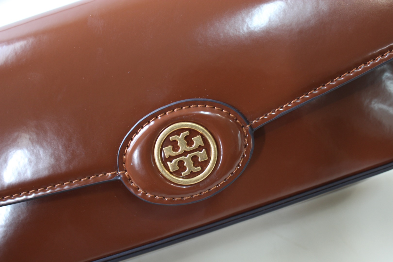 Tory Burch 棕色 ToryBurch新款法棍包 Robinson系列漆皮单肩包 手袋廓形 百搭