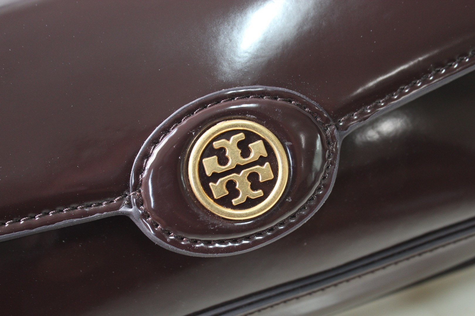 Tory Burch 酒红 ToryBurch新款法棍包 Robinson系列漆皮单肩包 手袋廓形 百搭