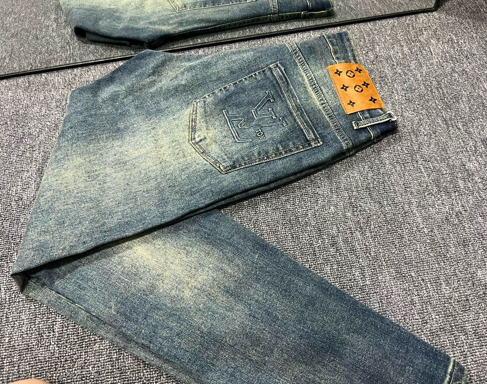 #645 P130💰 correct version▪️Luxury jeans, if the actual picture is inconsistent, the top replica, original label high-version new material pictures recommended studio spring and autumn new style jeans only make fine products, look at the fabric, workmanship, details, original factory original fabric Raw wash water! Imported original wash elastic fabric Imported original wash elastic fabric, weak saturation medium gray color is particularly difficult to grasp in sand and water washing test. Complex handicraft superposition, any washing step will become completely different after a few more seconds. The color effect is more precious, especially long-lasting and odor-resistant… Choose the best tannin elastic texture, genuine leather brand, high-quality metal accessories… to create a unique and original jeans style! Classic logo of the back pocket triangle, original hardware and accessories, super positive style, comfortable and breathable, extremely high grade, counter quality, handsome upper body color: blue size: M-XXL