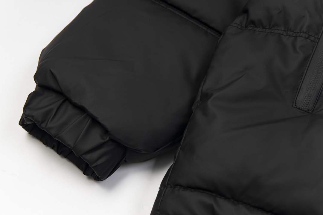 高版本PRADA普拉达 24SS经典三角标棉服外套