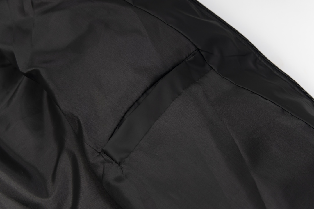 高版本PRADA普拉达 24SS经典三角标棉服外套