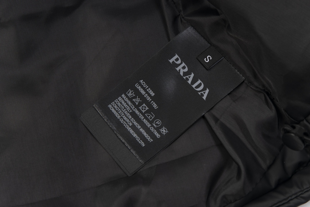 高版本PRADA普拉达 24SS经典三角标棉服外套