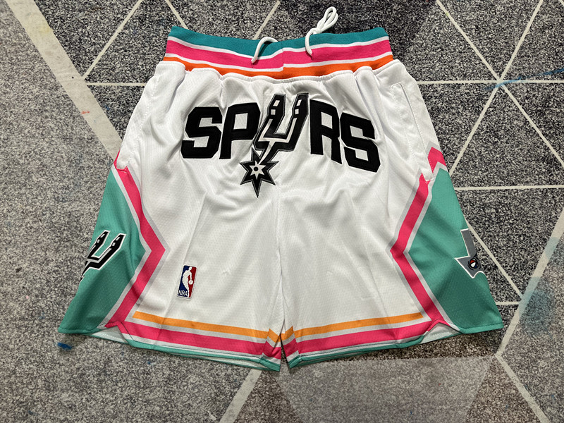 （YOUS  K）【顶级刺绣版本】\nJust Don NBA Toronto Raptors Team Shorts\n贾斯顿 NBA 神安东尼奥马刺队 邓肯 文班亚马同款刺绣球裤  篮球短裤 贾斯汀比伯同款\n\n颜色：白\n尺码：S/M / L / XL / XXL\n\nJust Don NBA 球队球裤系列单品\n-定制优质网眼布面料，Dri-FIT 技术导湿速干， 防静电处理\n-猛龙队队标采用百灵达刺绣\n-内里衬布聚酯纤维网眼面料\n-定制Just Don NBA吊牌  贴布 NFC感应芯片