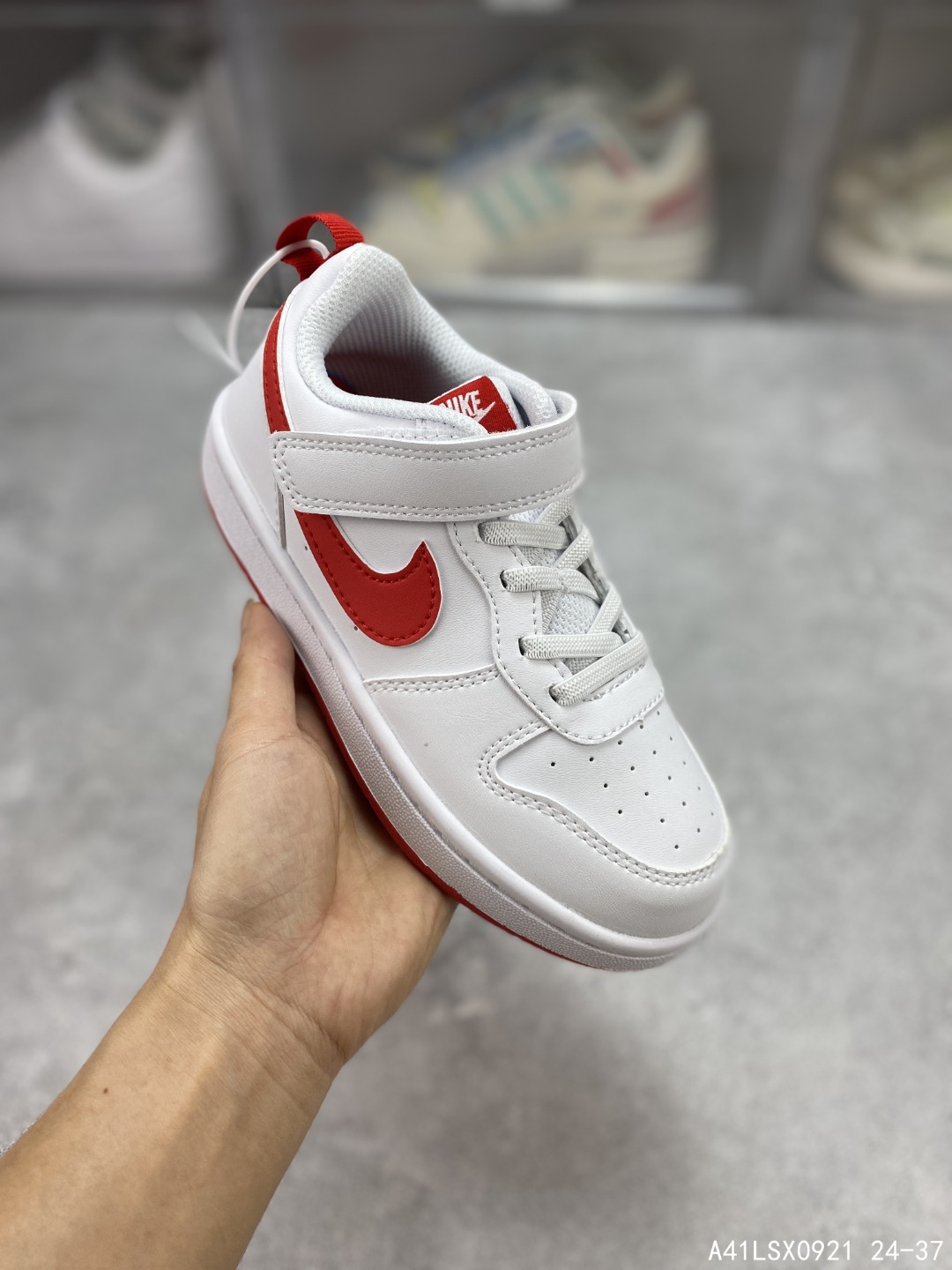 【童鞋🎉开学季耐克童鞋🎉开学季 Nike Court Borough Low 2 低帮小AJ1百搭透气休闲运动板鞋儿童运动篮球鞋 婴童魔术贴运动童鞋🎉开学季，助力小宝贝开启新征程。该鞋款伴孩子尽情畅玩，鞋面和外底采用经久耐穿的材料，搭配便于穿脱的固定带设计，演绎经典外观。匠心鞋头和中足设计，为小脚丫营造充裕空间，令孩子畅享非凡舒适的日常穿着体验。弹性鞋带，魔术贴粘扣式固定带，双缝线细节。 #A41LSX0921 24-37 类型：儿童鞋🎉开学季 货号：BQ5451 尺码：24-37含半码-选品中心