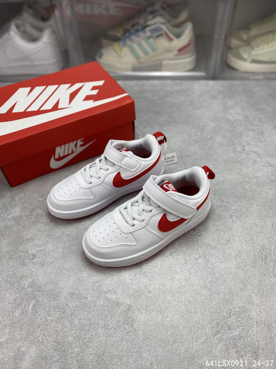 🈴️ 【童鞋🎉开学季耐克童鞋🎉开学季 Nike Court Borough Low 2 低帮小AJ1百搭透气休闲运动板鞋儿童运动篮球鞋 婴童魔术贴运动童鞋🎉开学季，助力小宝贝开启新征程。该鞋款伴孩子尽情畅玩，鞋面和外底采用经久耐穿的材料，搭配便于穿脱的固定带设计，演绎经典外观。匠心鞋头和中足设计，为小脚丫营造充裕空间，令孩子畅享非凡舒适的日常穿着体验。弹性鞋带，魔术贴粘扣式固定带，双缝线细节。 #A41LSX0921 24-37 类型：儿童鞋🎉开学季 货号：BQ5451 尺码：24-37含半码-选品中心