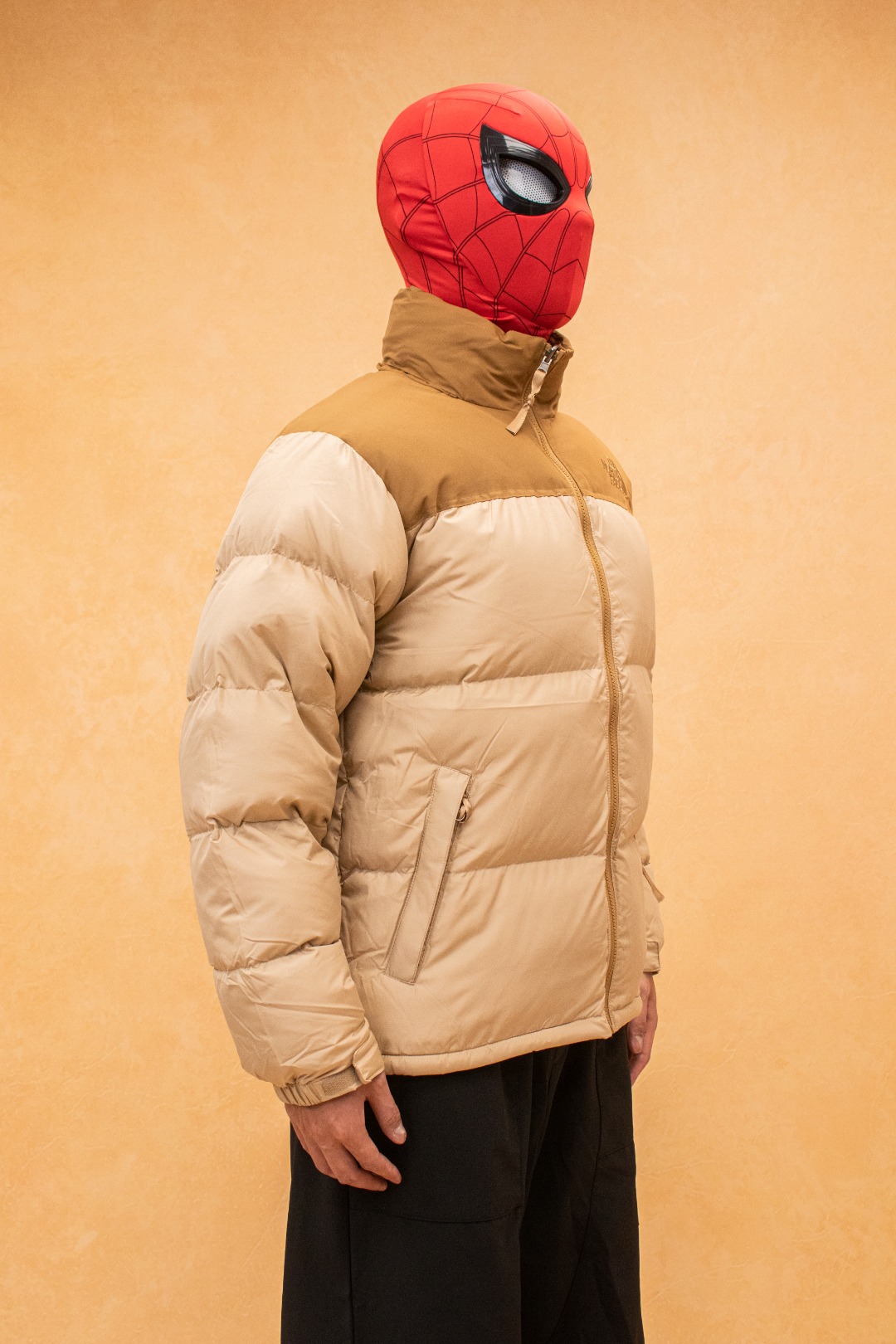 💰398 TheNorthFace丨经典北面1996羽绒服 配色〖白色 黑色 红色 抹茶绿 脏粉色 小麦黄 深兰 酒红 〗
1.刺绣:采用进口田岛绣花 万针刺绣,采用进口7号针,日本女皇绣线,保证每字饱满工、立体感清晰。
2.国标90白鸭绒,700蓬,200-300克填充量,保暖性能更出色,轻便不厚重,压缩后的蓬松度恢复性好!
3.辅料:原厂定制40D格子四级防水布料,内胆采用40T高密度胆布,防止跑绒,并保证手感及膨松度,内里采用尼龙nylon双重双层封禁设计,不会出现任何跑绒现象,内置抽拉绳扣的可调节下摆,可防风防寒!
4.五金:拉链采用吉田YKK原厂定制,刻字清晰,质感完美顺滑。
5.细节:同步更新2023版新水洗标,扣子均采用原版一样铜芯弹簧,非市面铁芯弹簧 码数:XS S M L XL XXL XXL