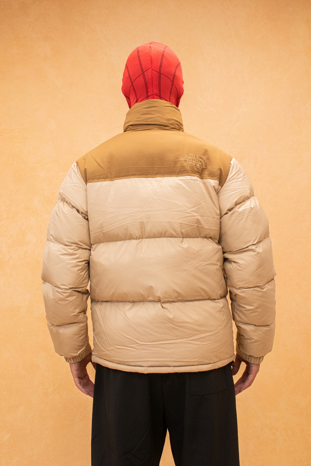 💰398 TheNorthFace丨经典北面1996羽绒服 配色〖白色 黑色 红色 抹茶绿 脏粉色 小麦黄 深兰 酒红 〗
1.刺绣:采用进口田岛绣花 万针刺绣,采用进口7号针,日本女皇绣线,保证每字饱满工、立体感清晰。
2.国标90白鸭绒,700蓬,200-300克填充量,保暖性能更出色,轻便不厚重,压缩后的蓬松度恢复性好!
3.辅料:原厂定制40D格子四级防水布料,内胆采用40T高密度胆布,防止跑绒,并保证手感及膨松度,内里采用尼龙nylon双重双层封禁设计,不会出现任何跑绒现象,内置抽拉绳扣的可调节下摆,可防风防寒!
4.五金:拉链采用吉田YKK原厂定制,刻字清晰,质感完美顺滑。
5.细节:同步更新2023版新水洗标,扣子均采用原版一样铜芯弹簧,非市面铁芯弹簧 码数:XS S M L XL XXL XXL