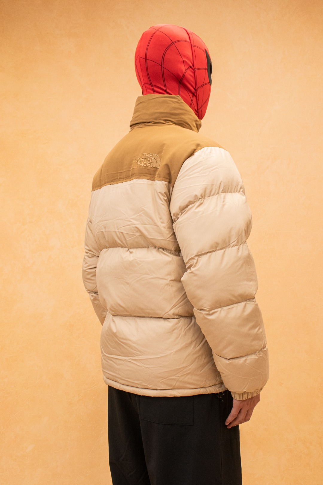 💰398 TheNorthFace丨经典北面1996羽绒服 配色〖白色 黑色 红色 抹茶绿 脏粉色 小麦黄 深兰 酒红 〗
1.刺绣:采用进口田岛绣花 万针刺绣,采用进口7号针,日本女皇绣线,保证每字饱满工、立体感清晰。
2.国标90白鸭绒,700蓬,200-300克填充量,保暖性能更出色,轻便不厚重,压缩后的蓬松度恢复性好!
3.辅料:原厂定制40D格子四级防水布料,内胆采用40T高密度胆布,防止跑绒,并保证手感及膨松度,内里采用尼龙nylon双重双层封禁设计,不会出现任何跑绒现象,内置抽拉绳扣的可调节下摆,可防风防寒!
4.五金:拉链采用吉田YKK原厂定制,刻字清晰,质感完美顺滑。
5.细节:同步更新2023版新水洗标,扣子均采用原版一样铜芯弹簧,非市面铁芯弹簧 码数:XS S M L XL XXL XXL