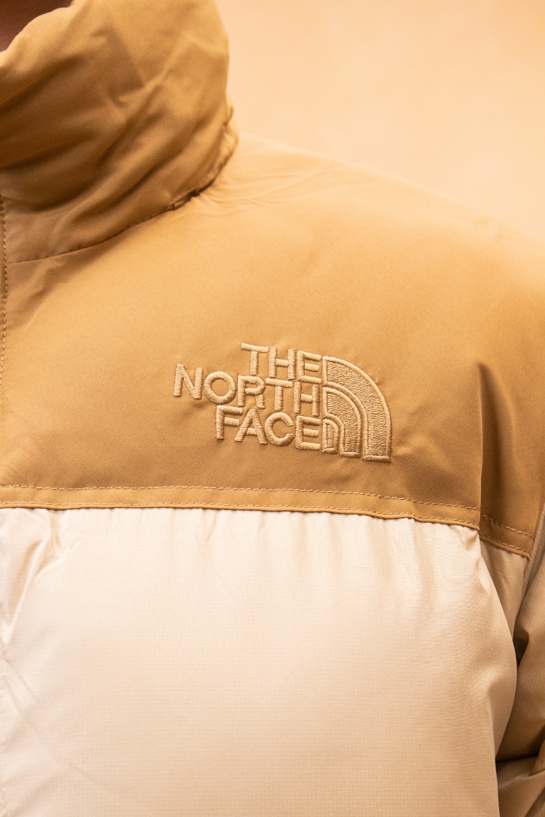 💰398 TheNorthFace丨经典北面1996羽绒服 配色〖白色 黑色 红色 抹茶绿 脏粉色 小麦黄 深兰 酒红 〗
1.刺绣:采用进口田岛绣花 万针刺绣,采用进口7号针,日本女皇绣线,保证每字饱满工、立体感清晰。
2.国标90白鸭绒,700蓬,200-300克填充量,保暖性能更出色,轻便不厚重,压缩后的蓬松度恢复性好!
3.辅料:原厂定制40D格子四级防水布料,内胆采用40T高密度胆布,防止跑绒,并保证手感及膨松度,内里采用尼龙nylon双重双层封禁设计,不会出现任何跑绒现象,内置抽拉绳扣的可调节下摆,可防风防寒!
4.五金:拉链采用吉田YKK原厂定制,刻字清晰,质感完美顺滑。
5.细节:同步更新2023版新水洗标,扣子均采用原版一样铜芯弹簧,非市面铁芯弹簧 码数:XS S M L XL XXL XXL