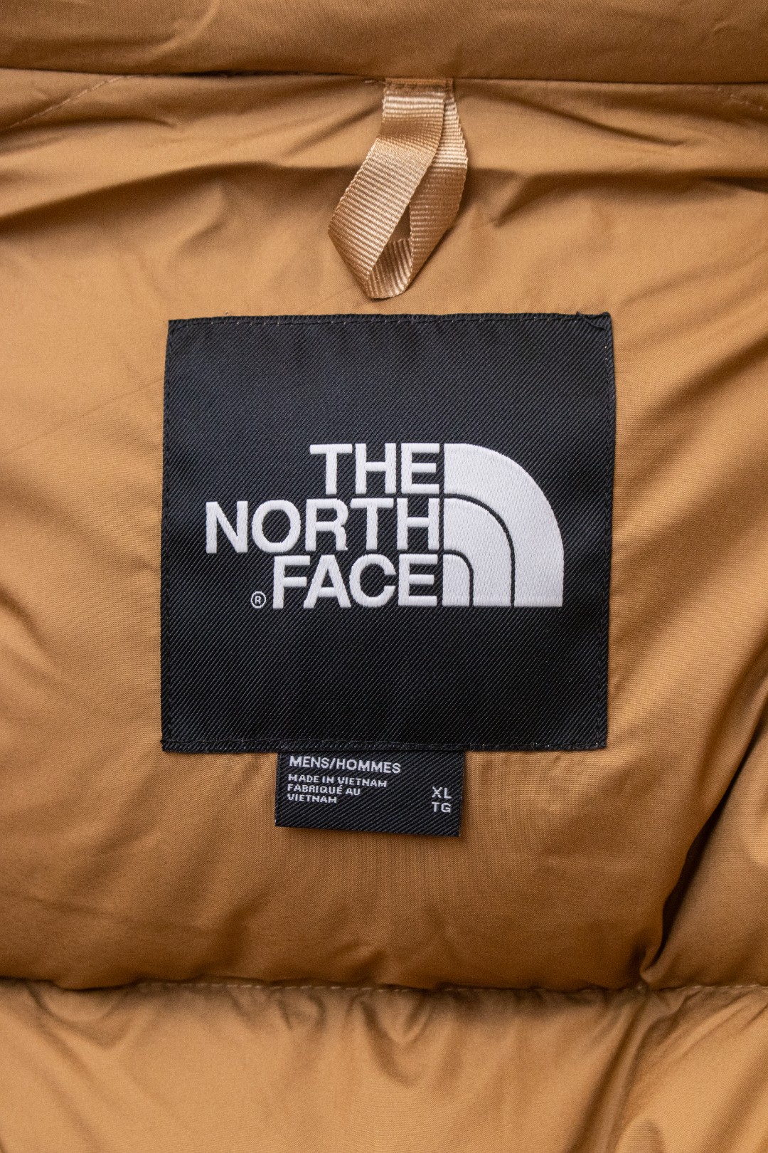 💰398 TheNorthFace丨经典北面1996羽绒服 配色〖白色 黑色 红色 抹茶绿 脏粉色 小麦黄 深兰 酒红 〗
1.刺绣:采用进口田岛绣花 万针刺绣,采用进口7号针,日本女皇绣线,保证每字饱满工、立体感清晰。
2.国标90白鸭绒,700蓬,200-300克填充量,保暖性能更出色,轻便不厚重,压缩后的蓬松度恢复性好!
3.辅料:原厂定制40D格子四级防水布料,内胆采用40T高密度胆布,防止跑绒,并保证手感及膨松度,内里采用尼龙nylon双重双层封禁设计,不会出现任何跑绒现象,内置抽拉绳扣的可调节下摆,可防风防寒!
4.五金:拉链采用吉田YKK原厂定制,刻字清晰,质感完美顺滑。
5.细节:同步更新2023版新水洗标,扣子均采用原版一样铜芯弹簧,非市面铁芯弹簧 码数:XS S M L XL XXL XXL